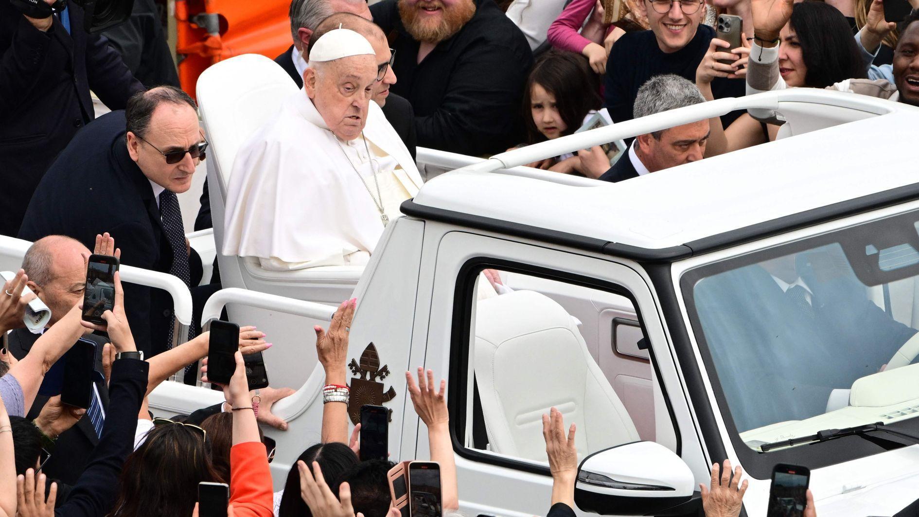 Pope Francis delights crowd with popemobile tour