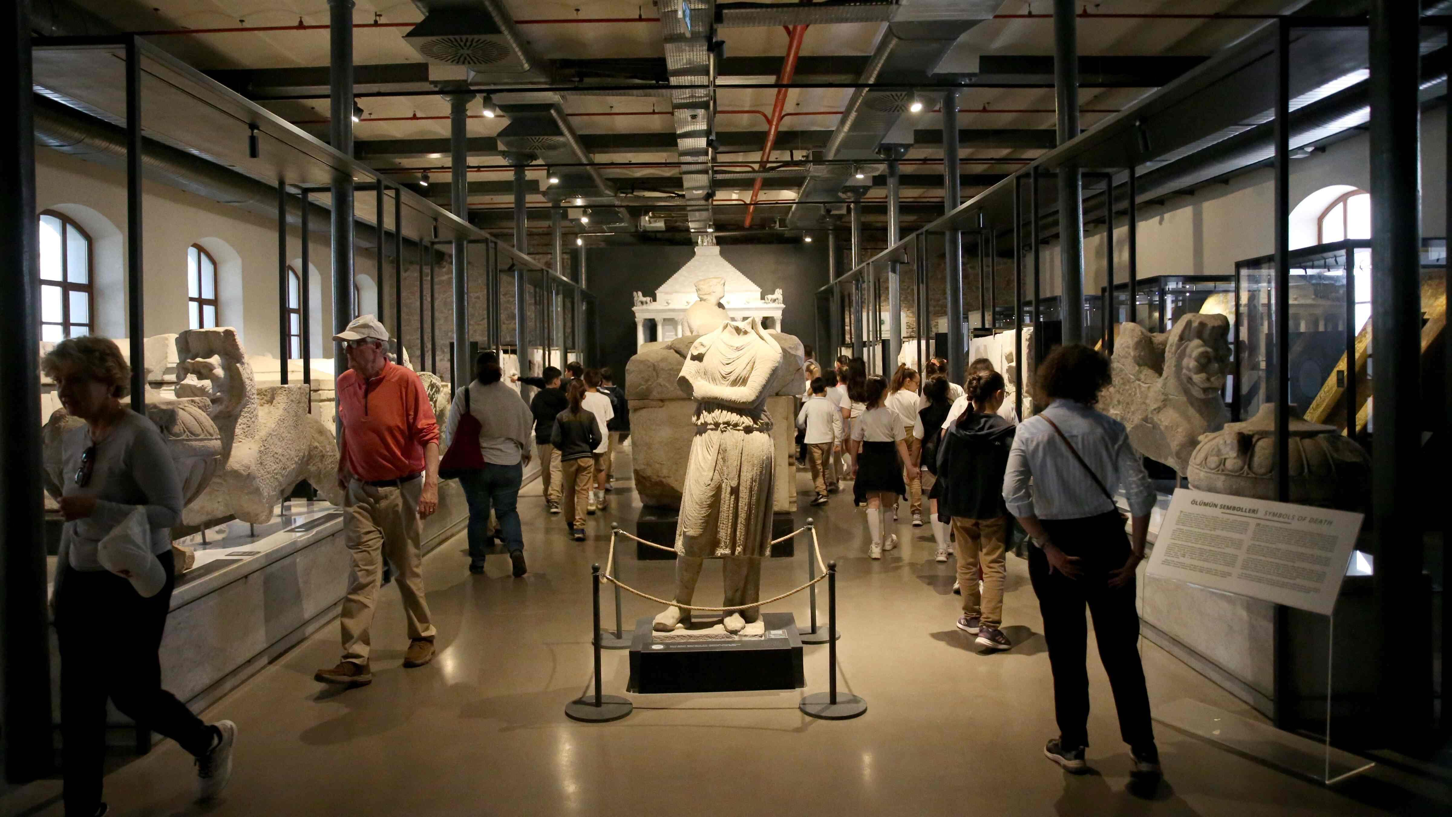 İzmir museum presents thematic exhibits