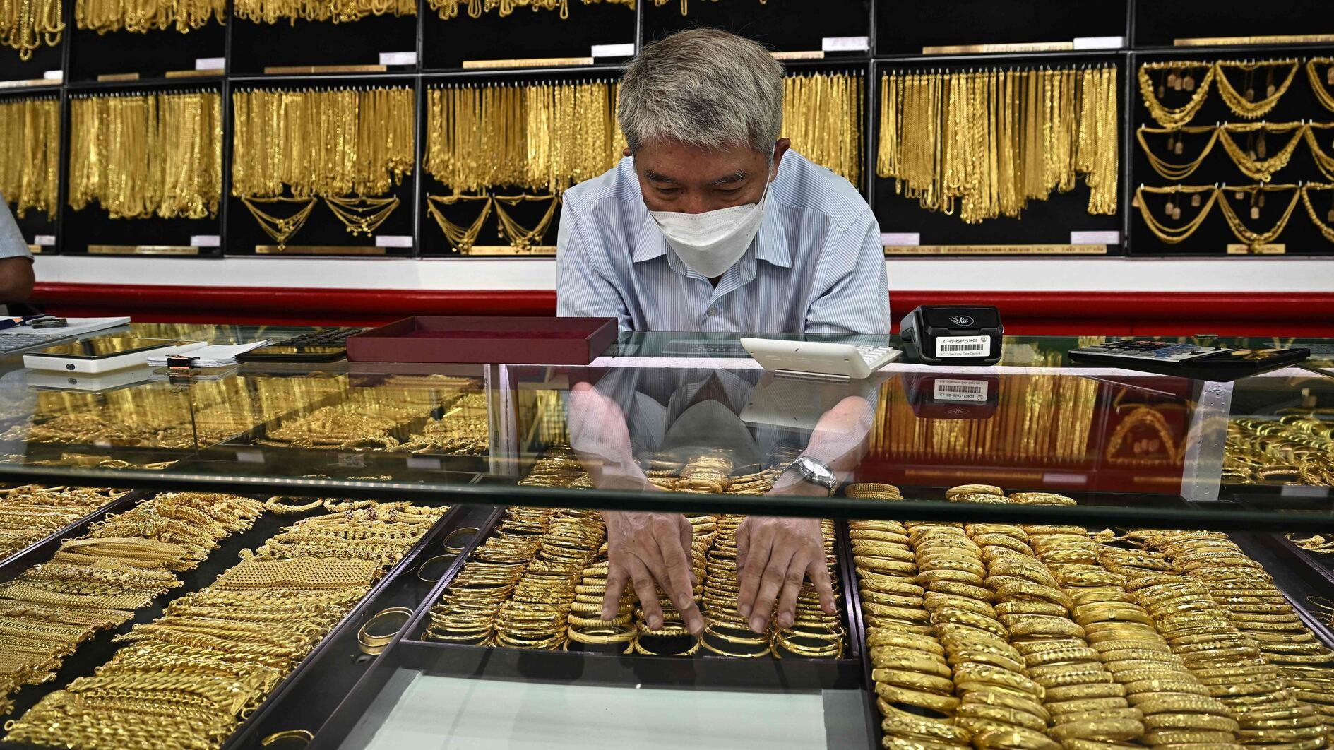 Gold hits record as tariff fears dampen market sentiment