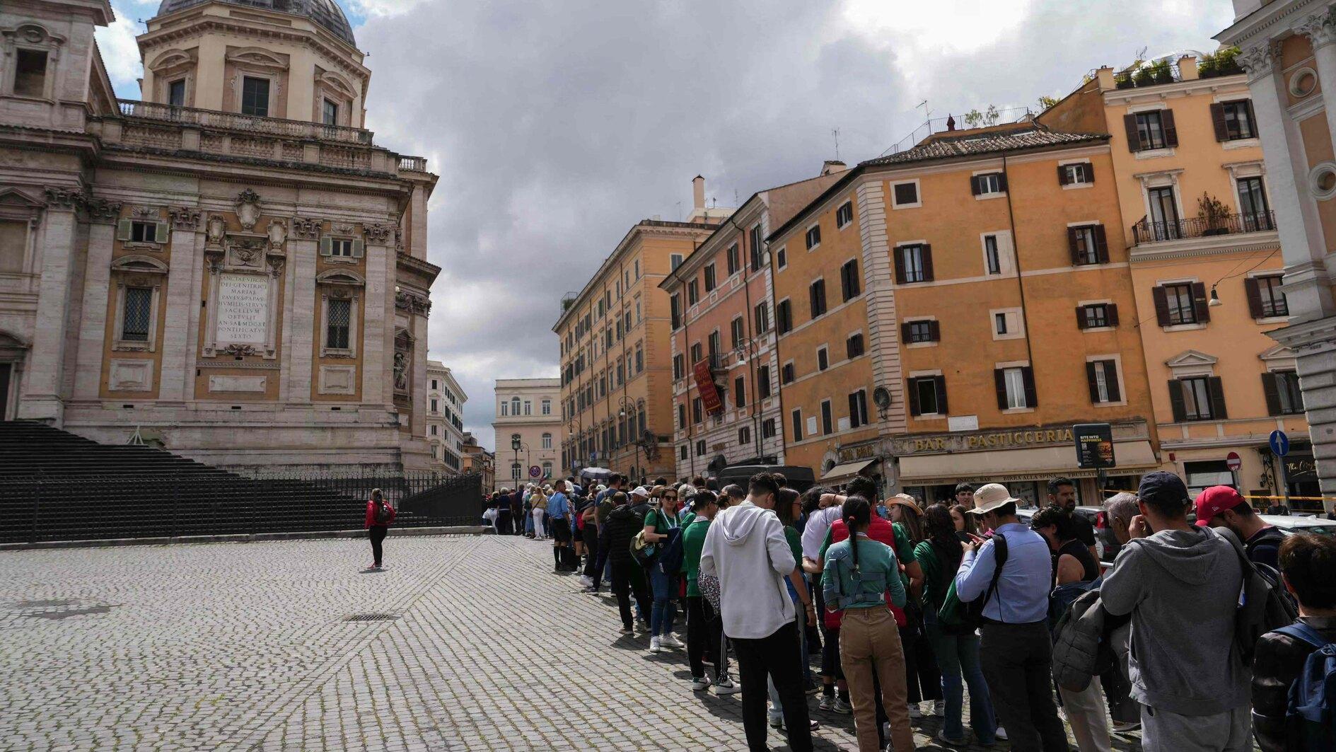 Huge crowds pack Vatican ahead of Popes funeral