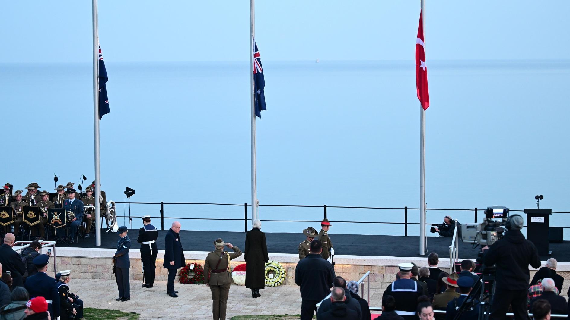 Australians, New Zealanders gather at Anzac Cove in Çanakkale for dawn service