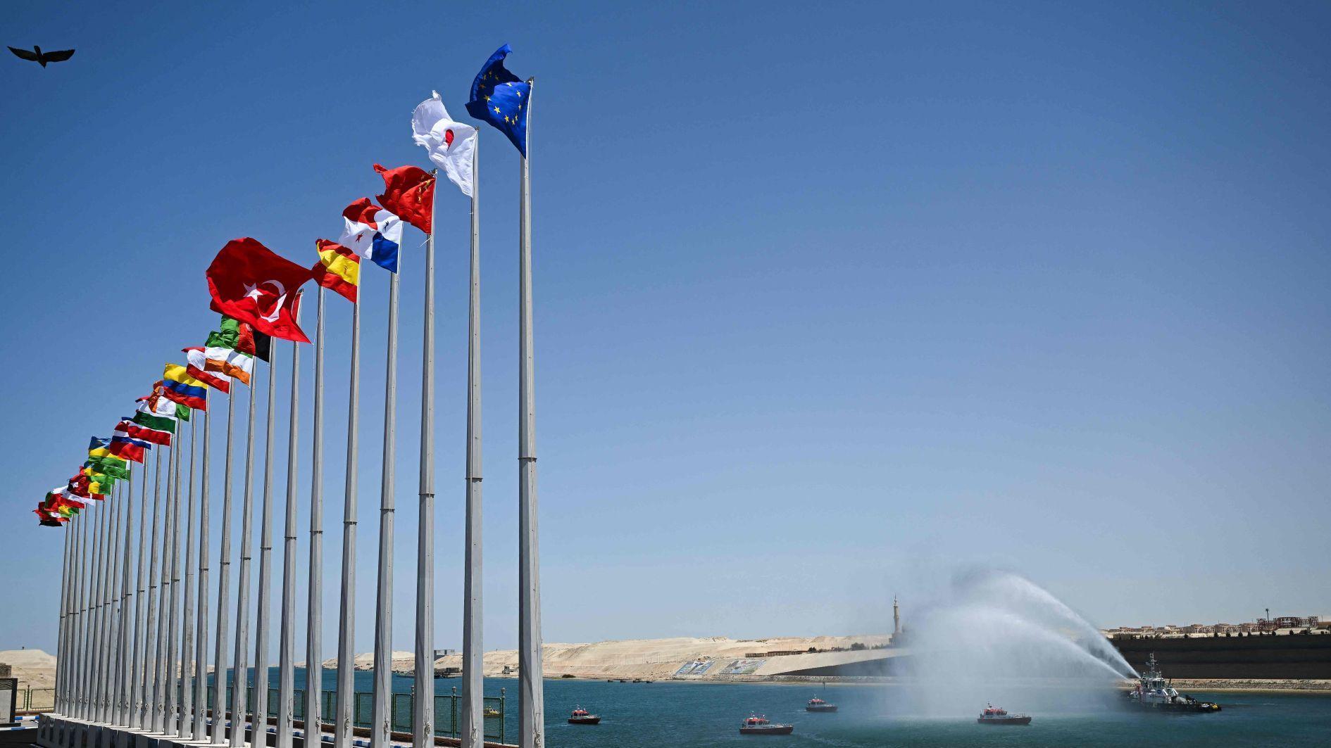 ‘US ships should pass through Panama, Suez canals for free’