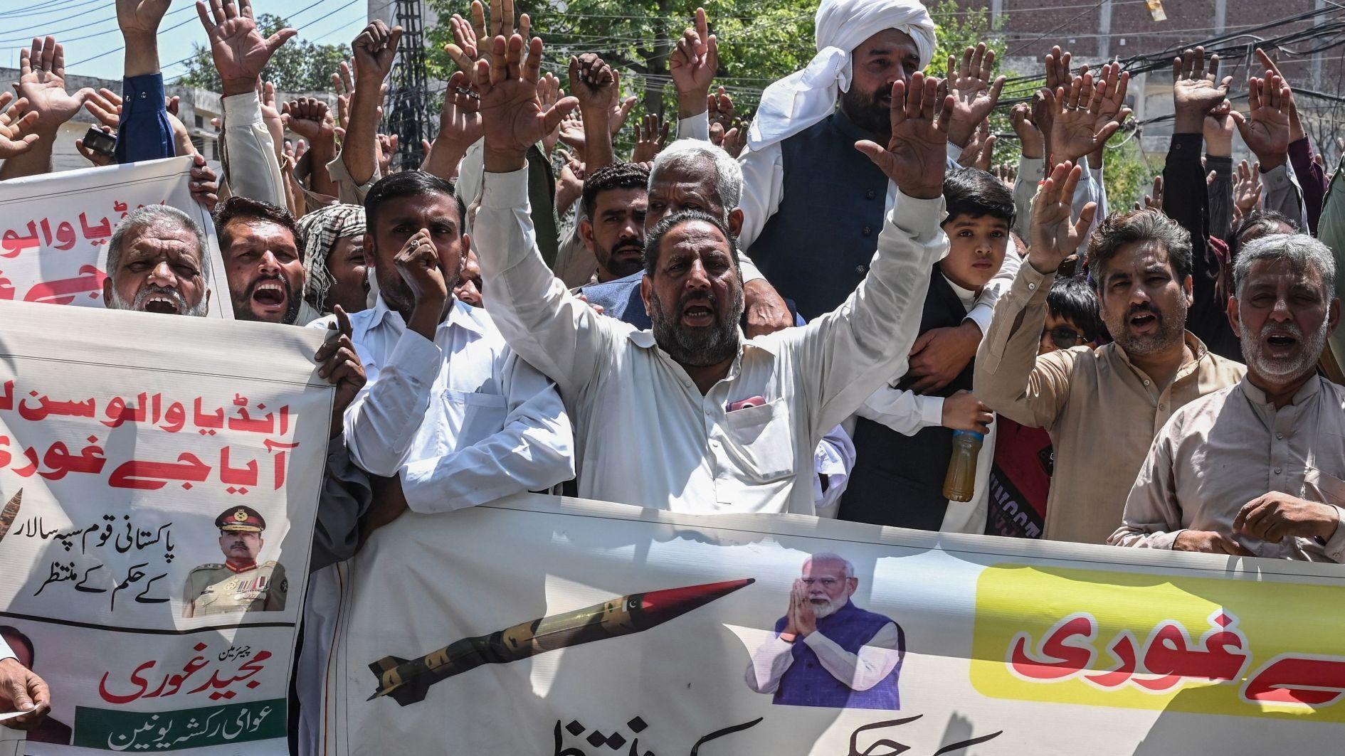 Indian and Pakistani troops exchange fire in Kashmir
