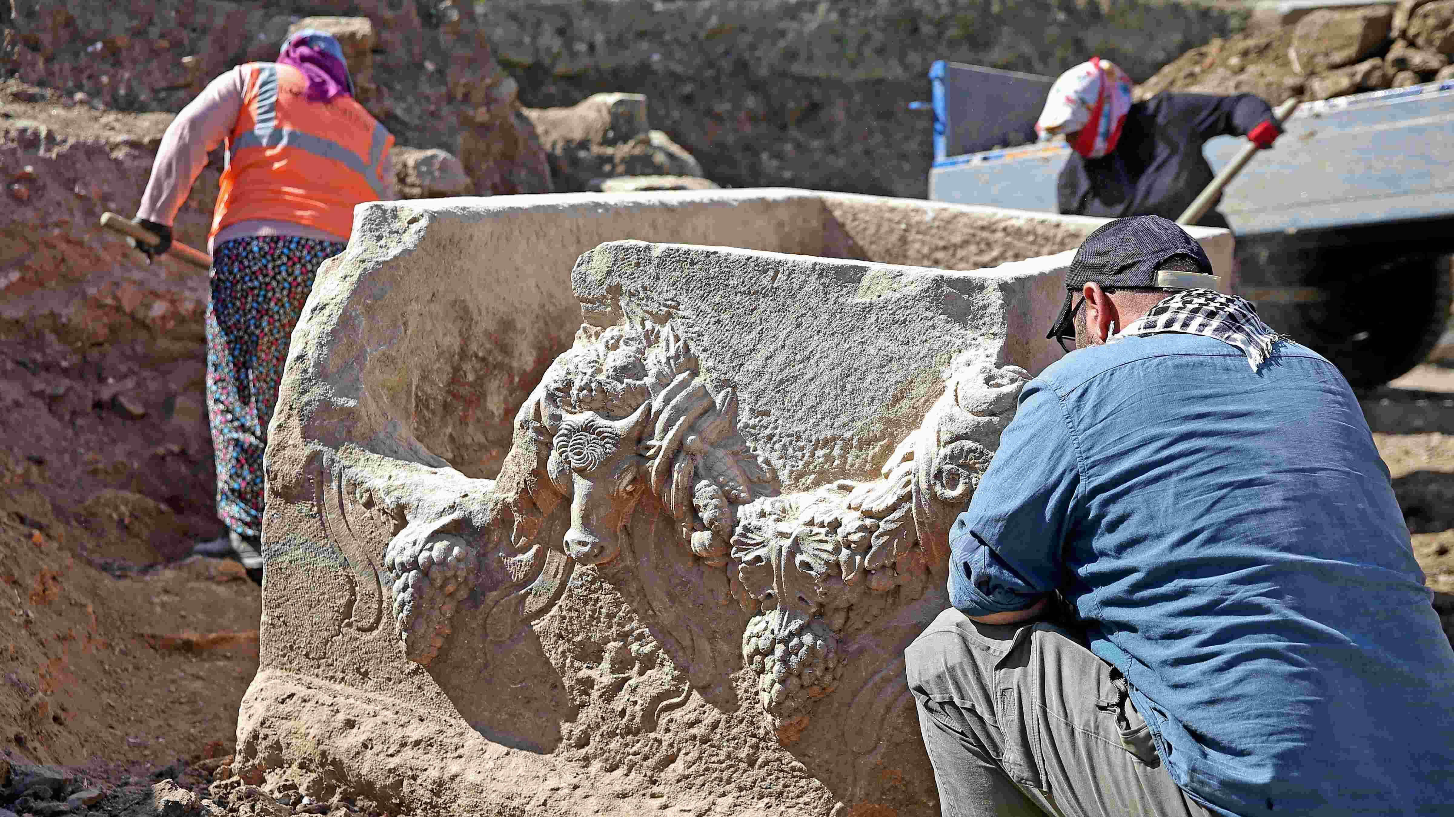 Sarcophagus with garland found in Stratonikeia