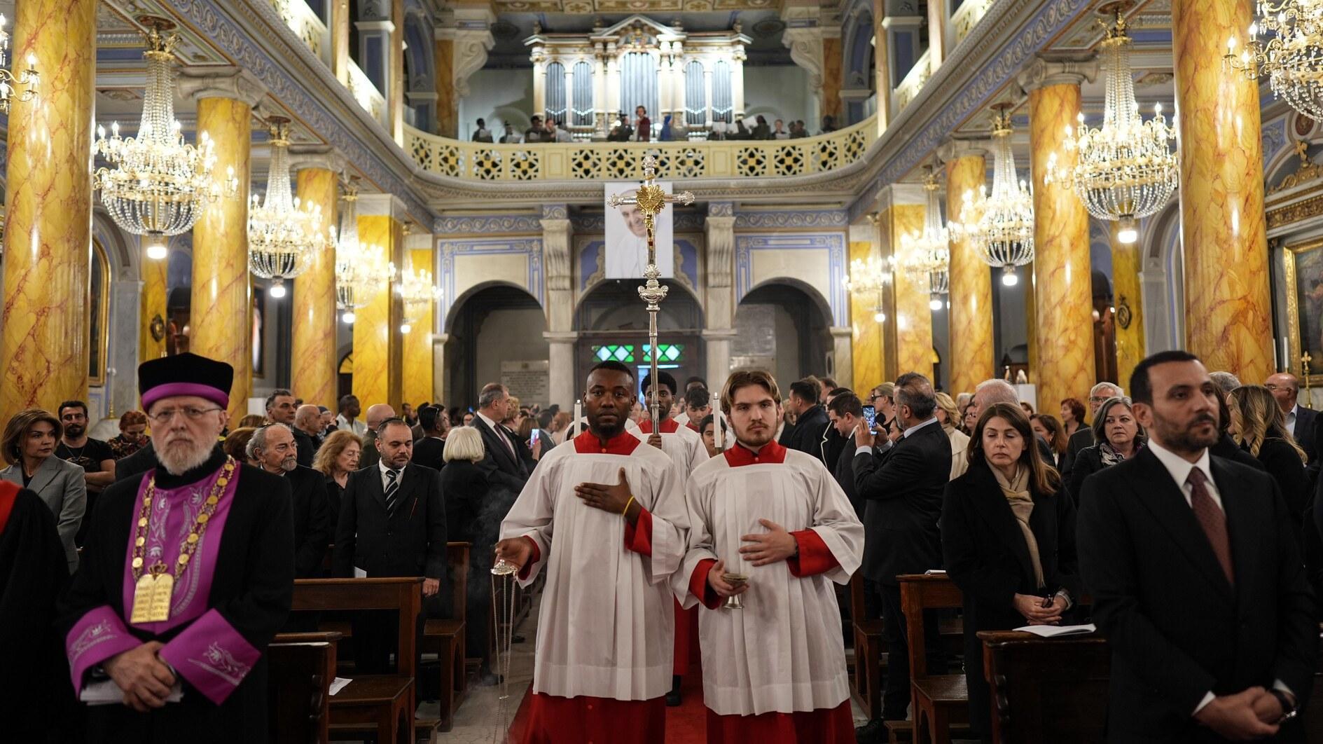 Istanbul Christian community holds mass to honor late pope