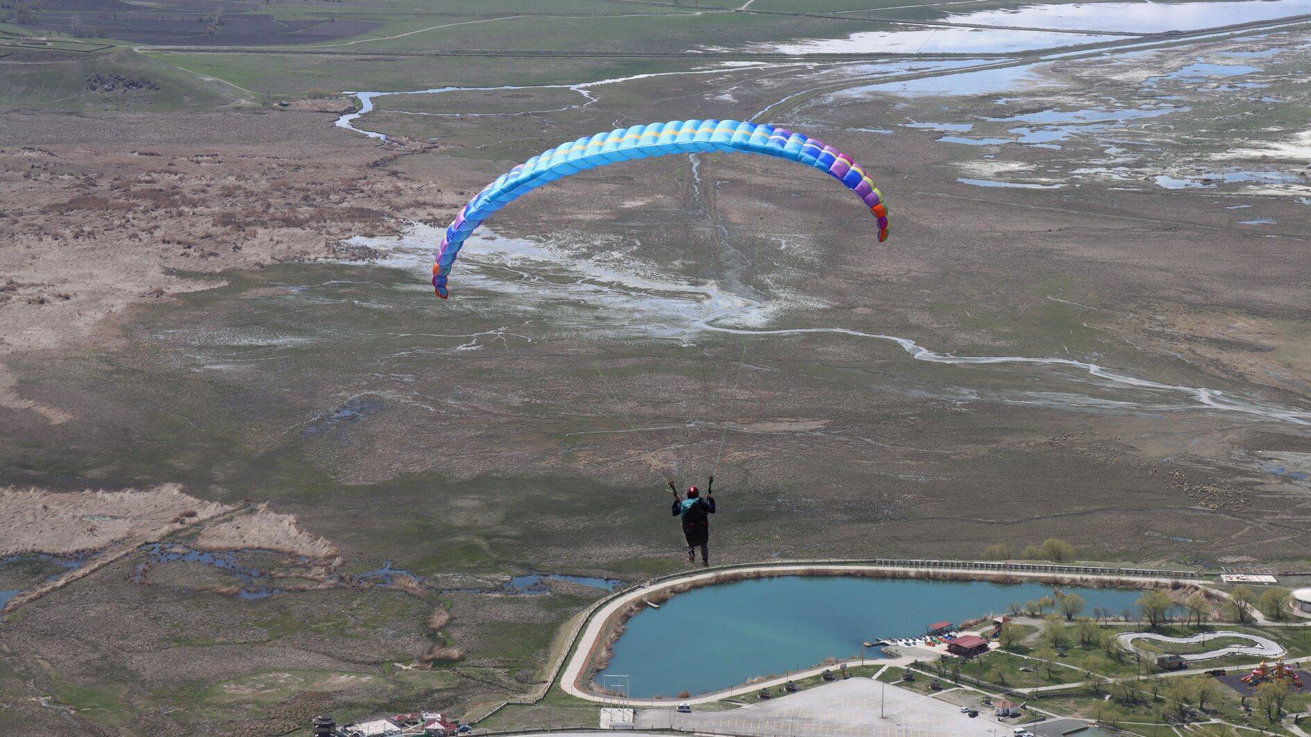 VR prepares paragliders to soar above mountains in Erzincan