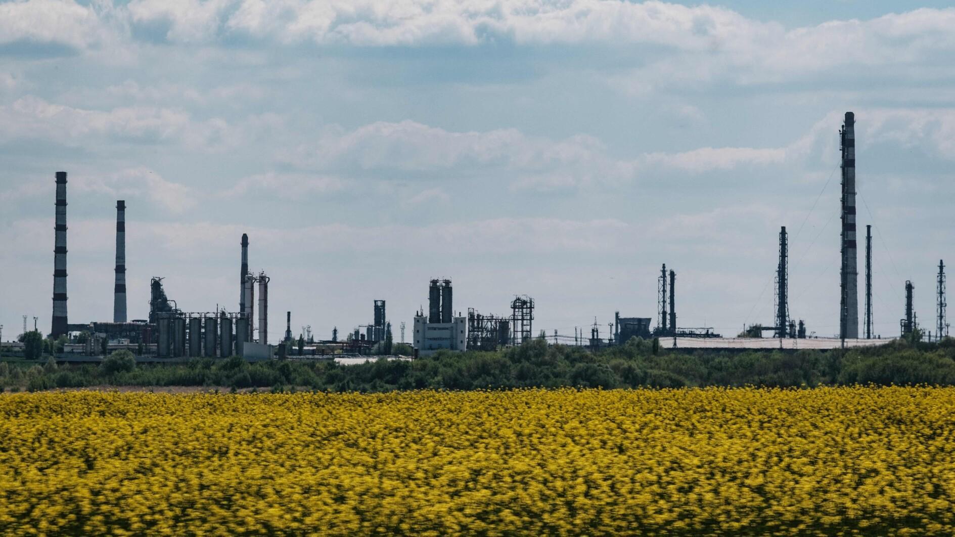 Ukraine, US sign minerals deal, tying Trump to Kiev