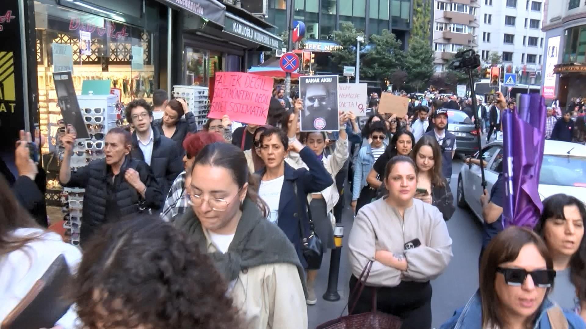 Women lead march to protest Istanbul femicide