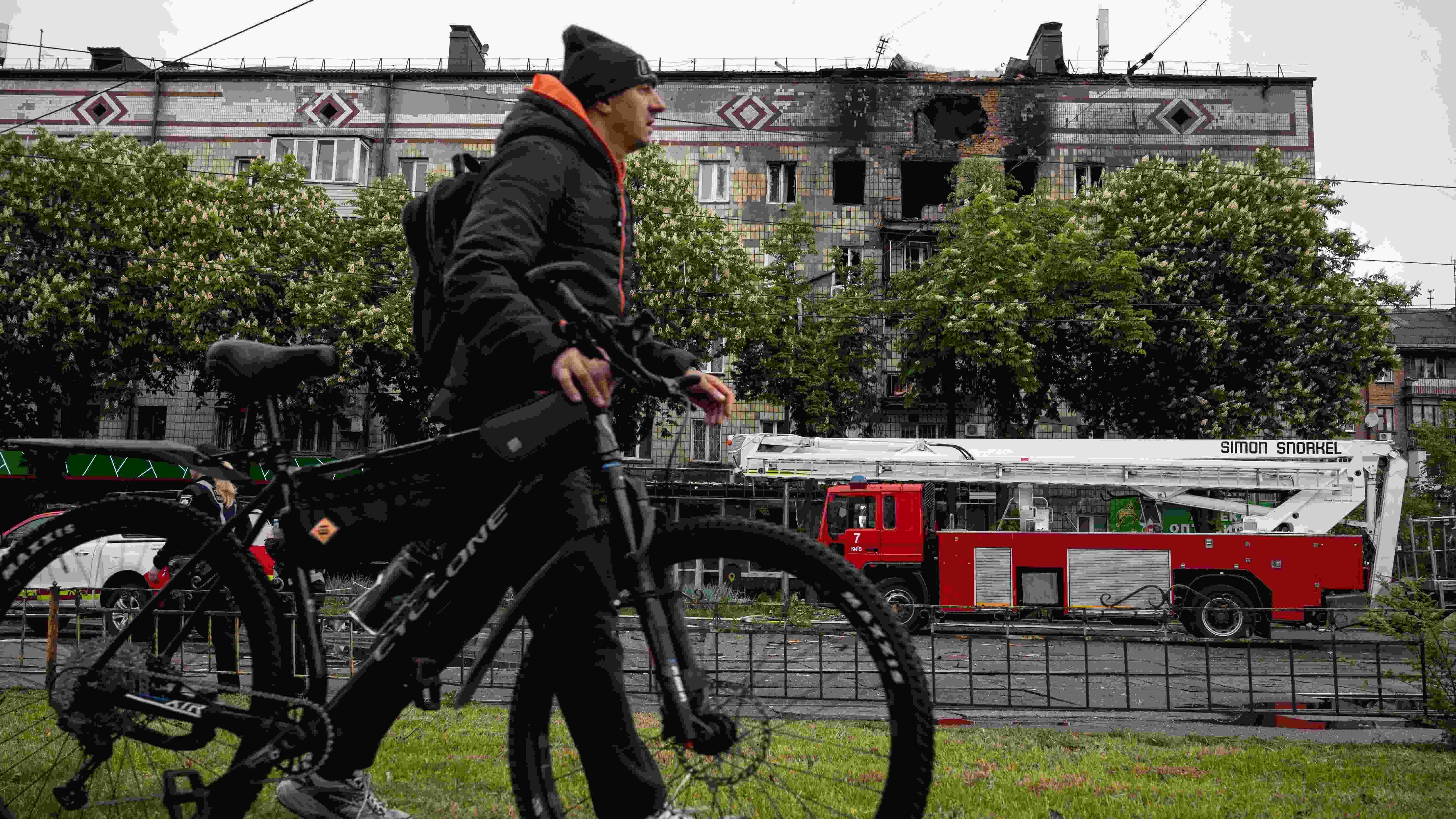 Ukraine, Russia trade aerial attacks ahead of WWII victory parade