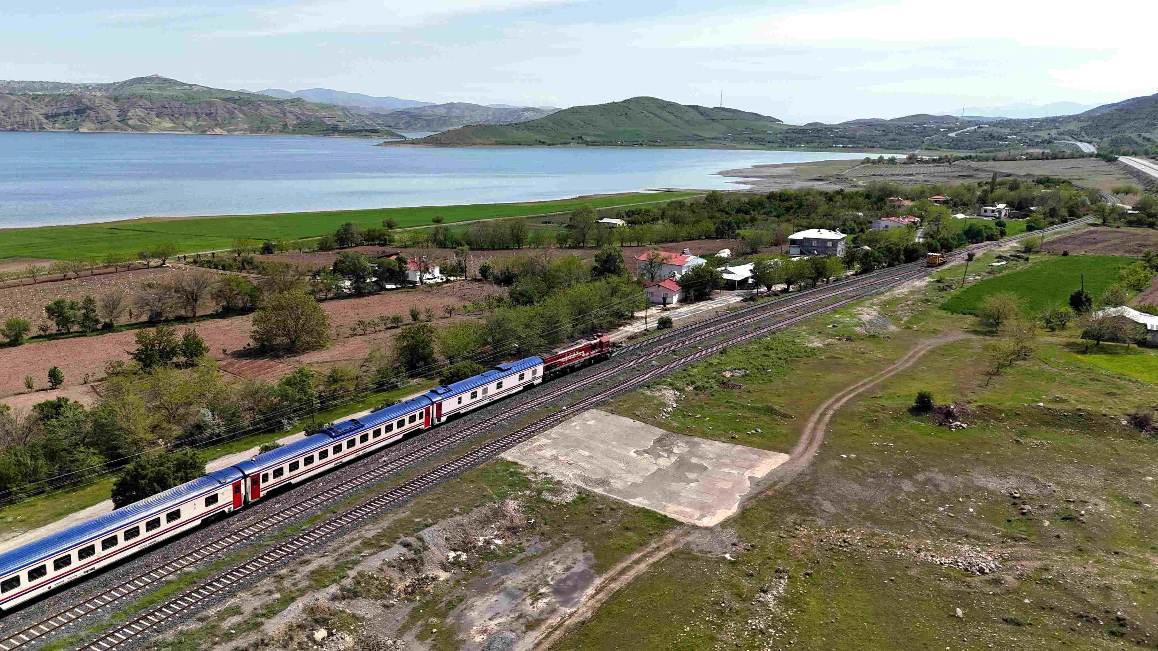 Vangölü Express route offers postcard-like views