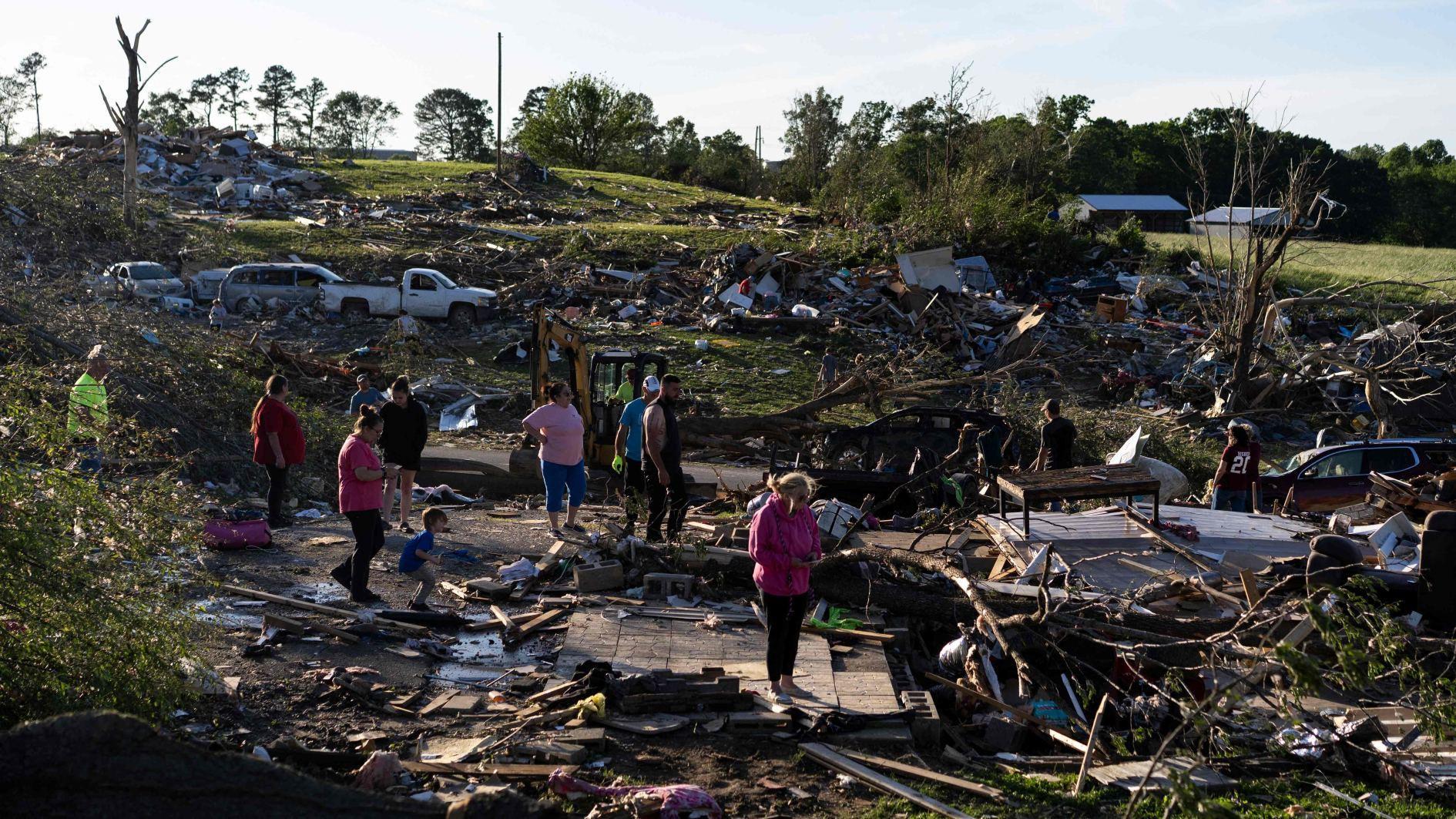 Tornadoes kill more than 25 in south-central US