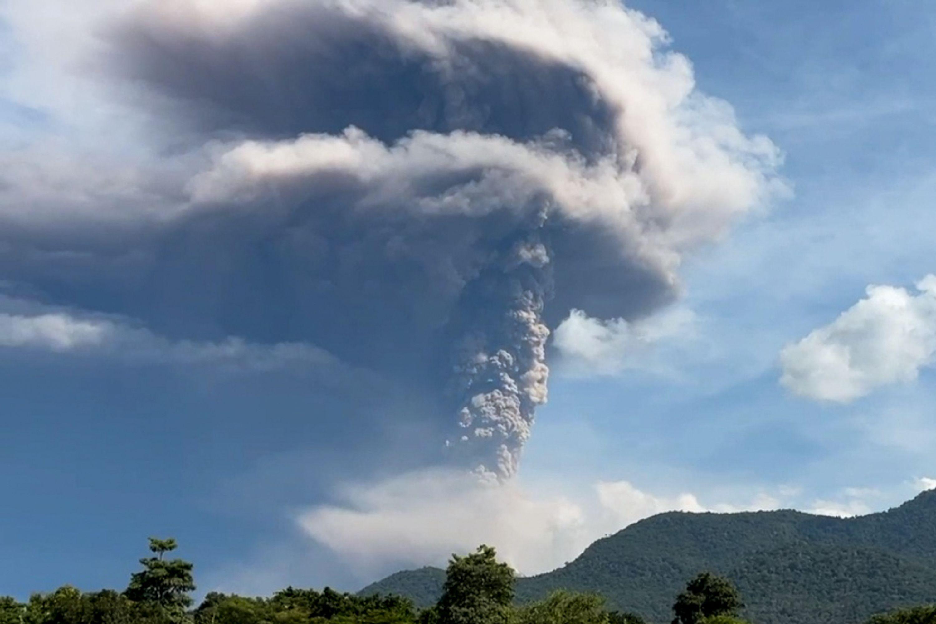 Indonesia volcano erupts with kilometer-high ash cloud