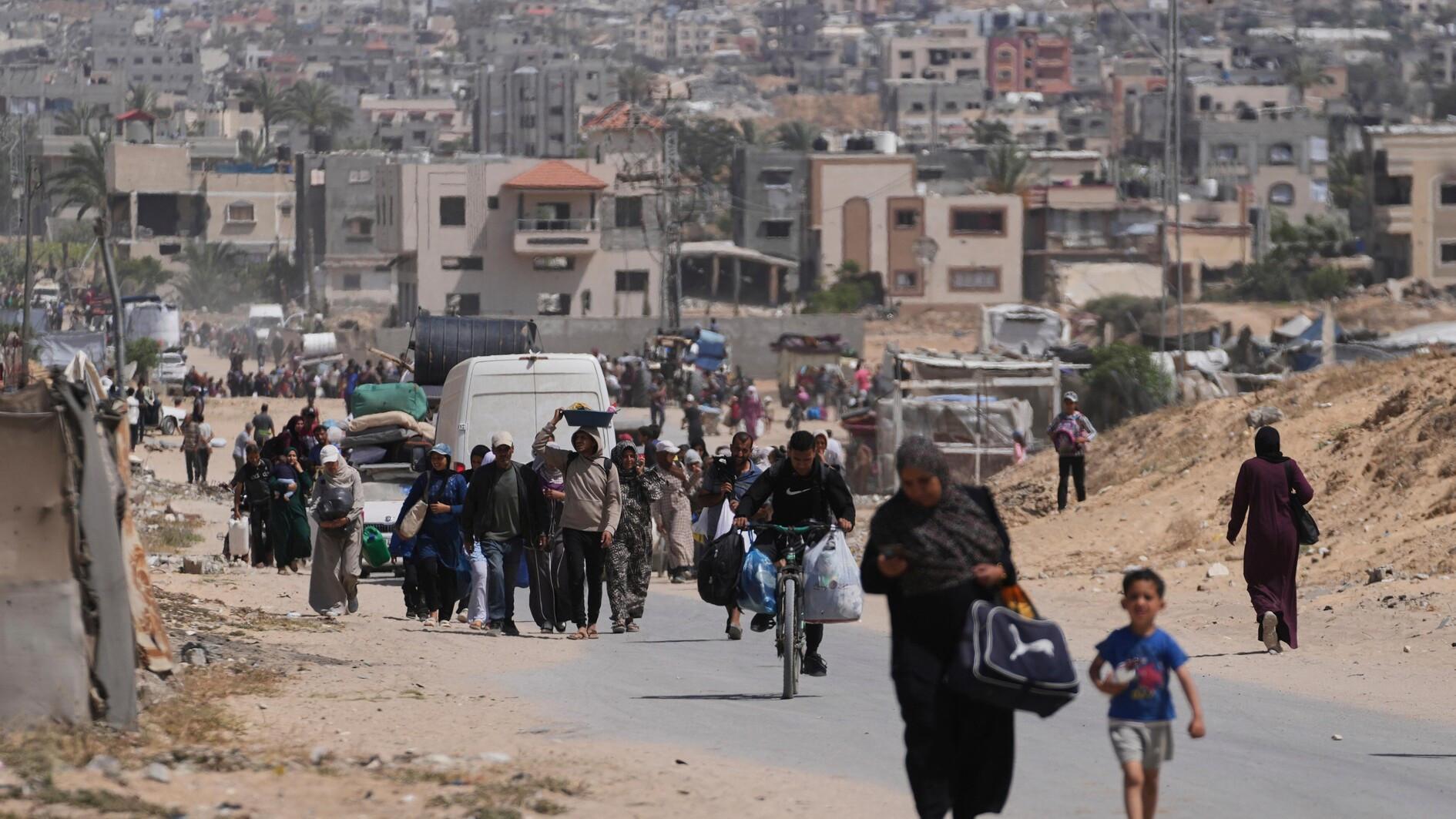 Dozens killed in Gaza as Israel steps up offensive