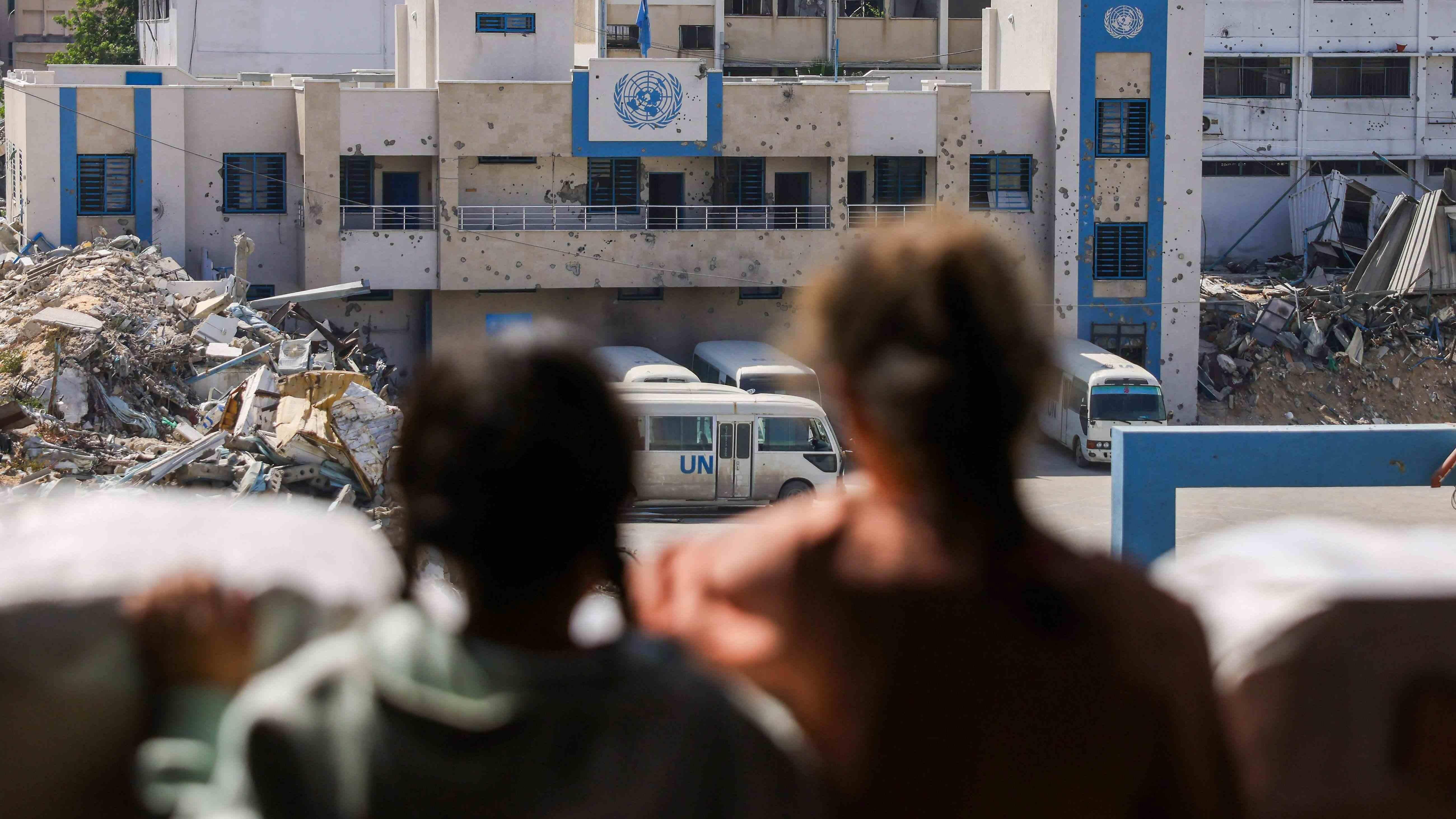 Gazans wait for aid as Israel faces mounting pressure