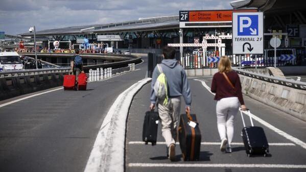 Consumer groups want EU to take action over baggage fees