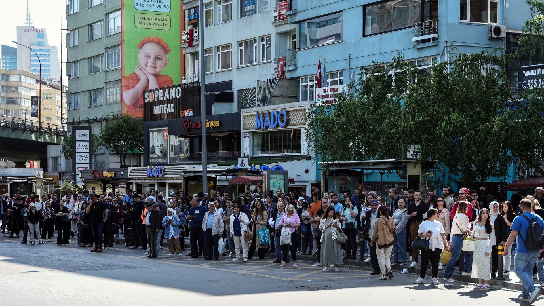 Bus drivers in Istanbul go on brief strike over unpaid dues