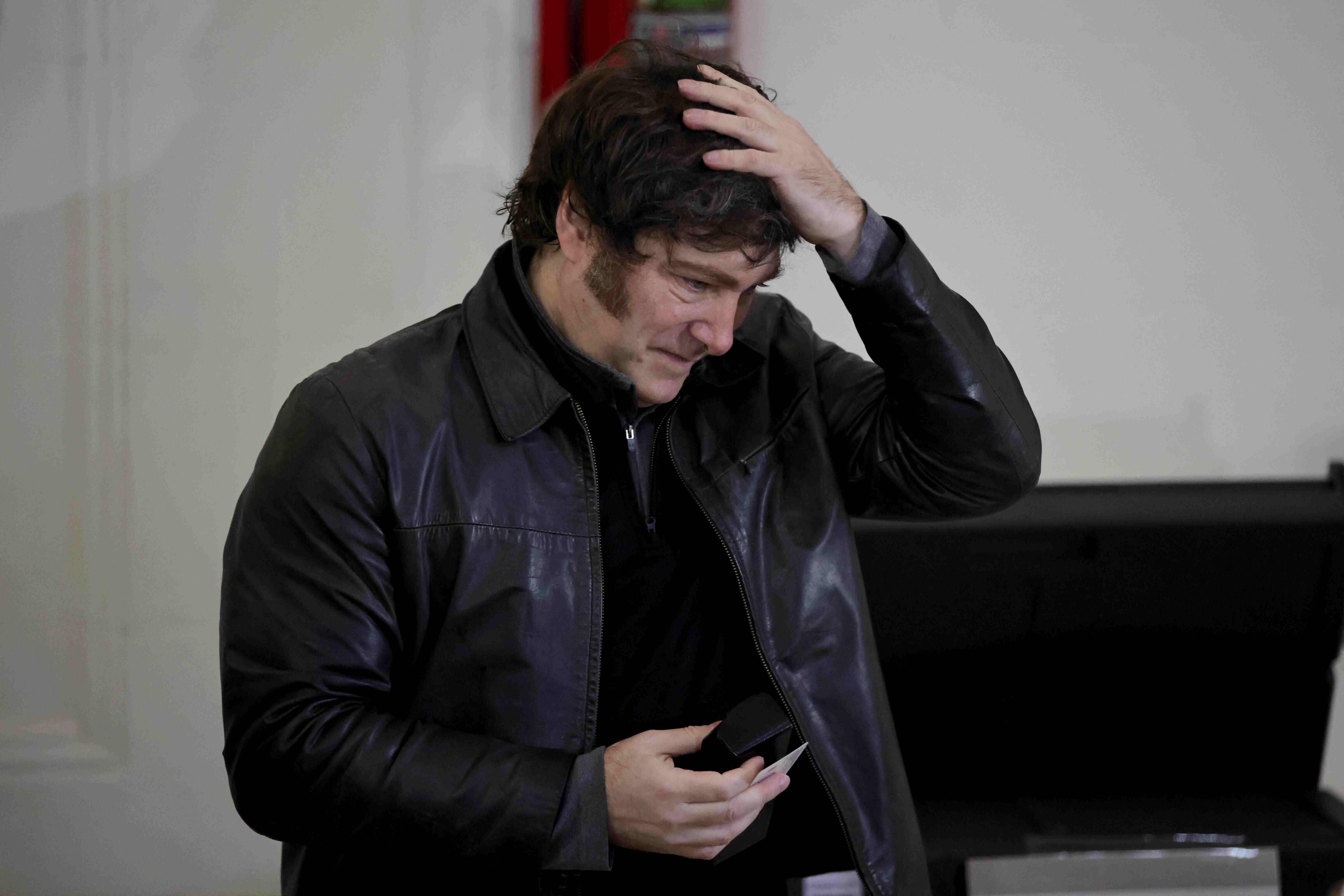 Argentina seeks to draw dollars out from under mattresses