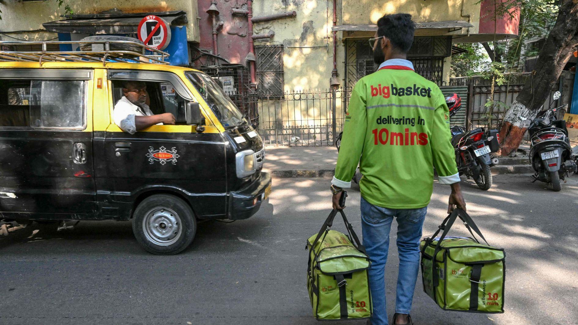 In Indias congested cities, delivery apps cash in