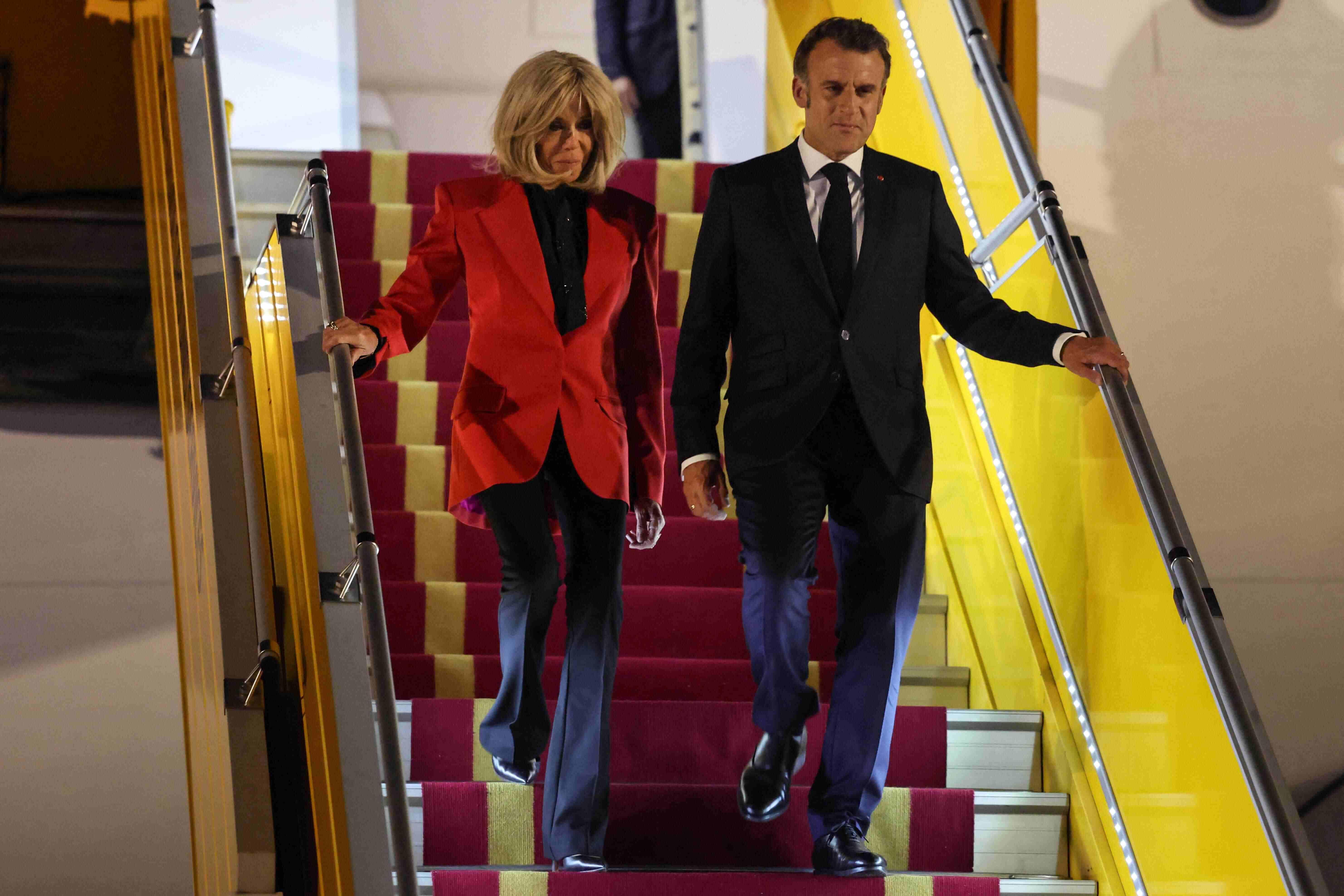 Macrons office downplays plane incident with wife