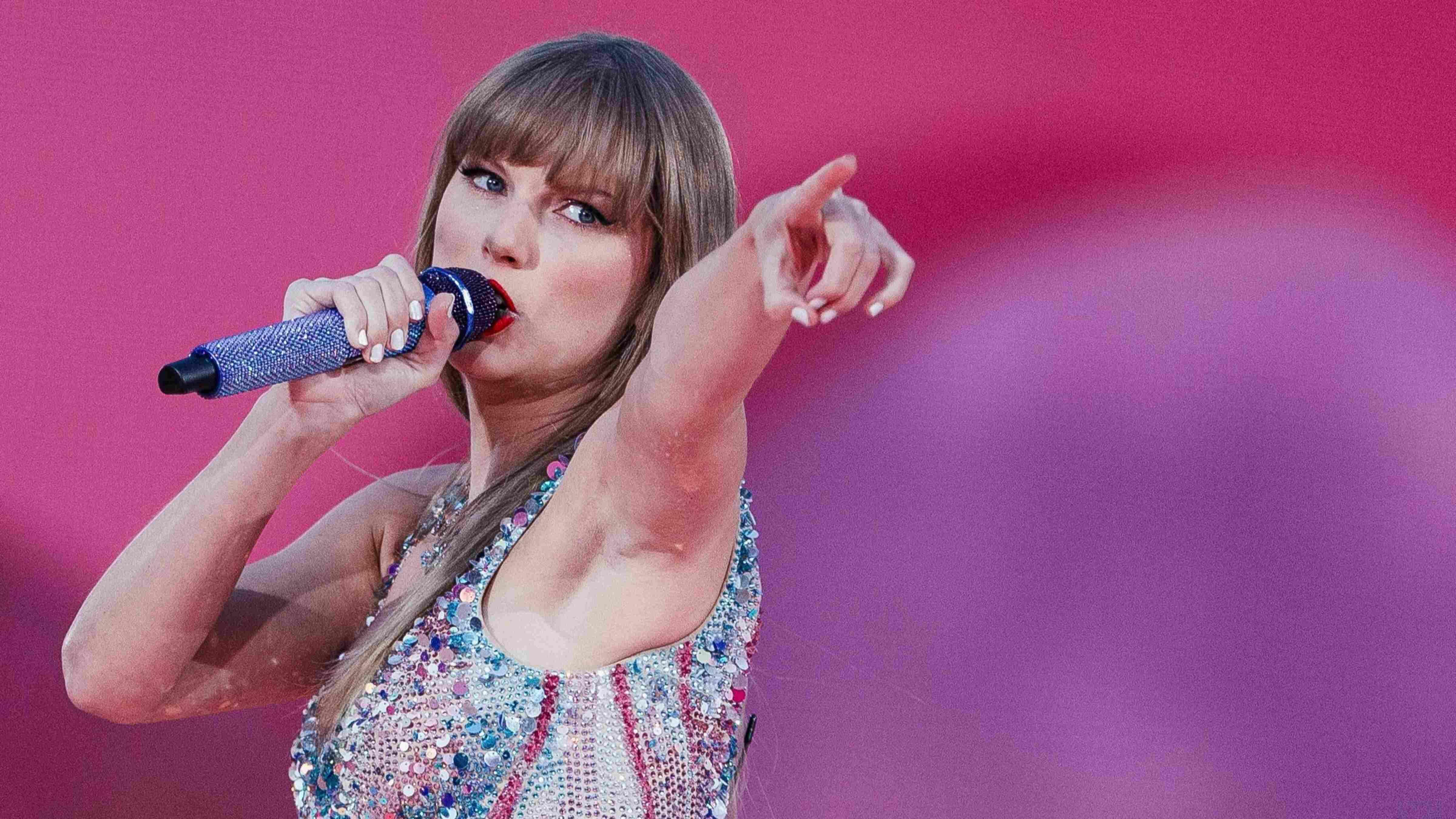 Taylor Swift buys back rights to old music