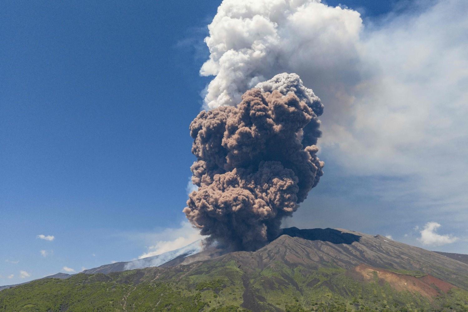 Massive plume of ash, gas spews from Italys Mount Etna