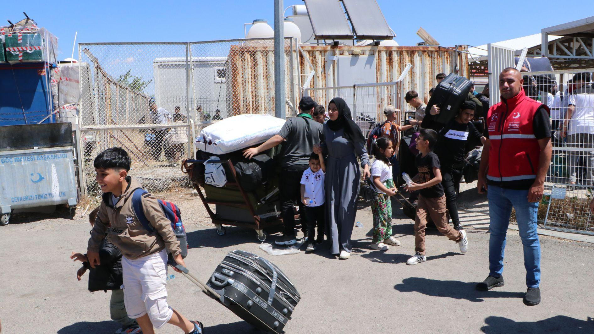 Syrian refugees in Türkiye cross border to spend Eid at home