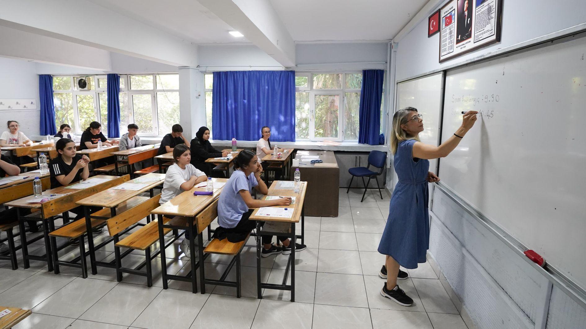 Ministry to expand foreign language instruction hours in middle schools
