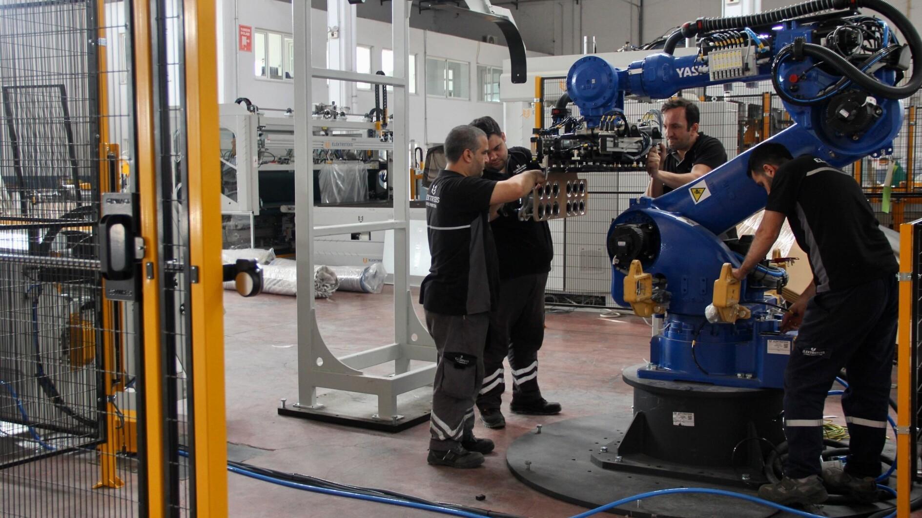 Industrial production increases 3.3 percent annually in April