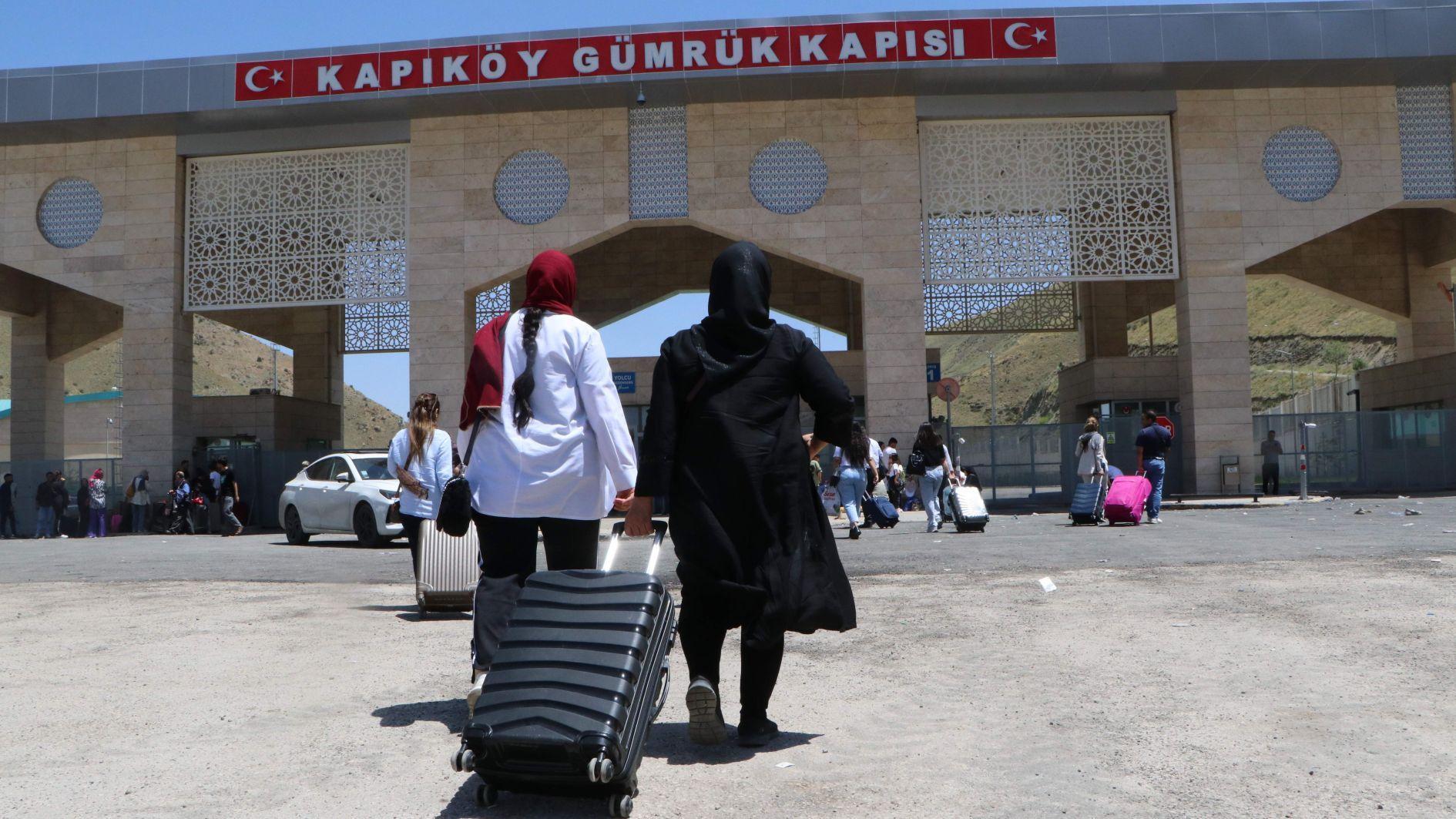 Stranded Iranians turn to land routes to leave Türkiye