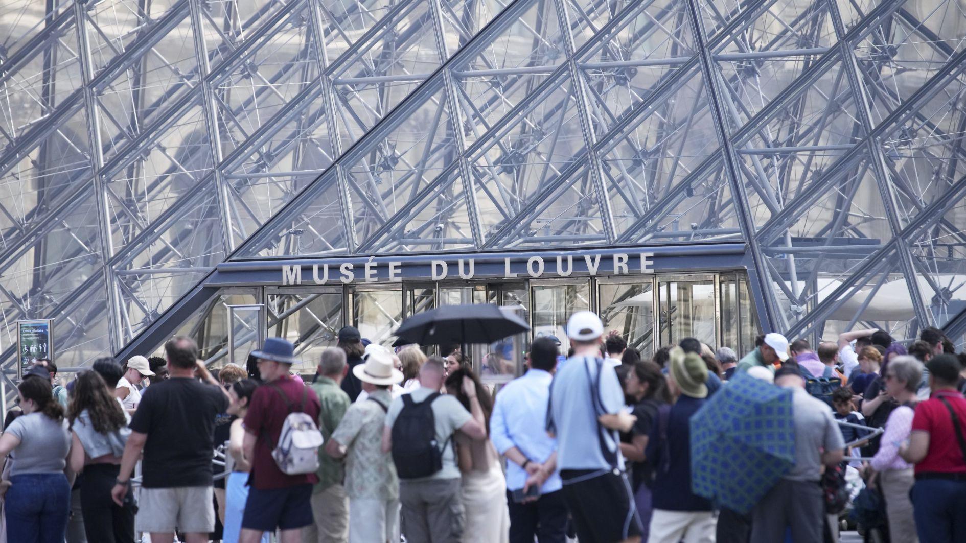 Louvre staff strike in protest of mass tourism