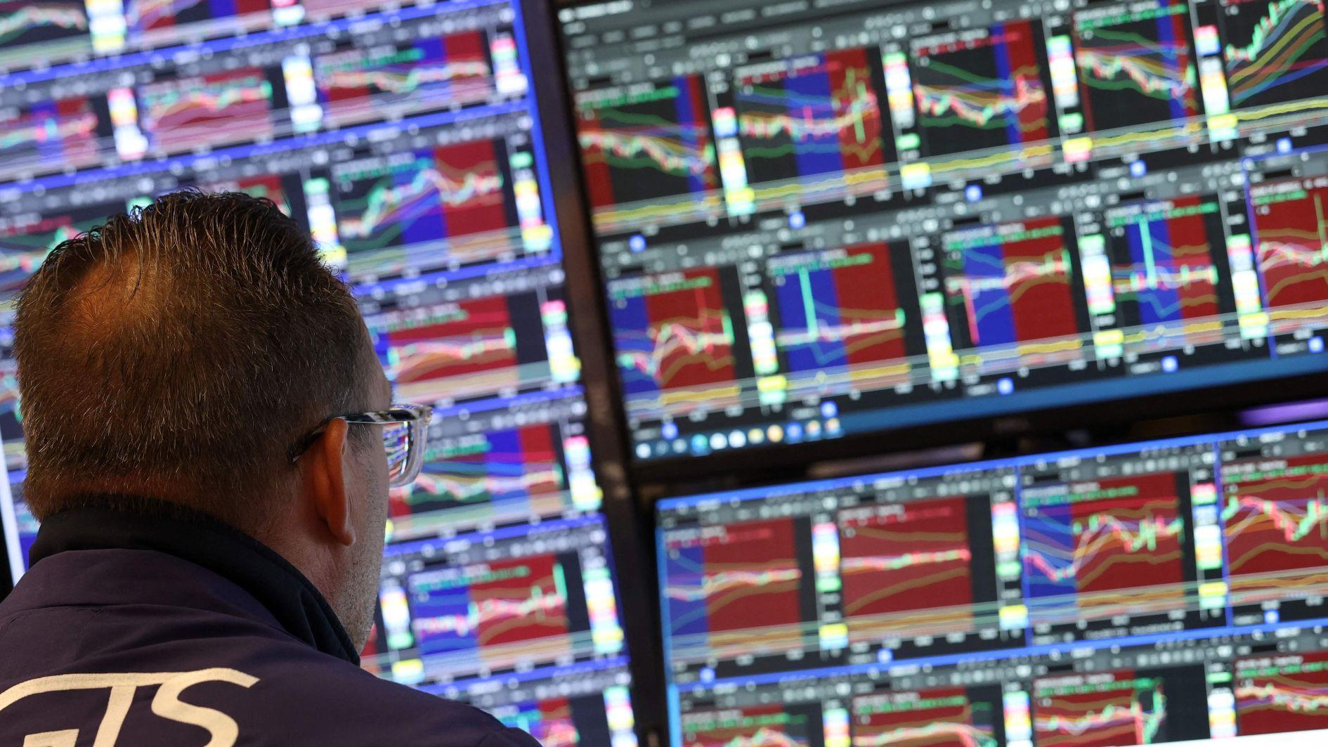 US Fed keeps interest rates unchanged, cuts growth forecast