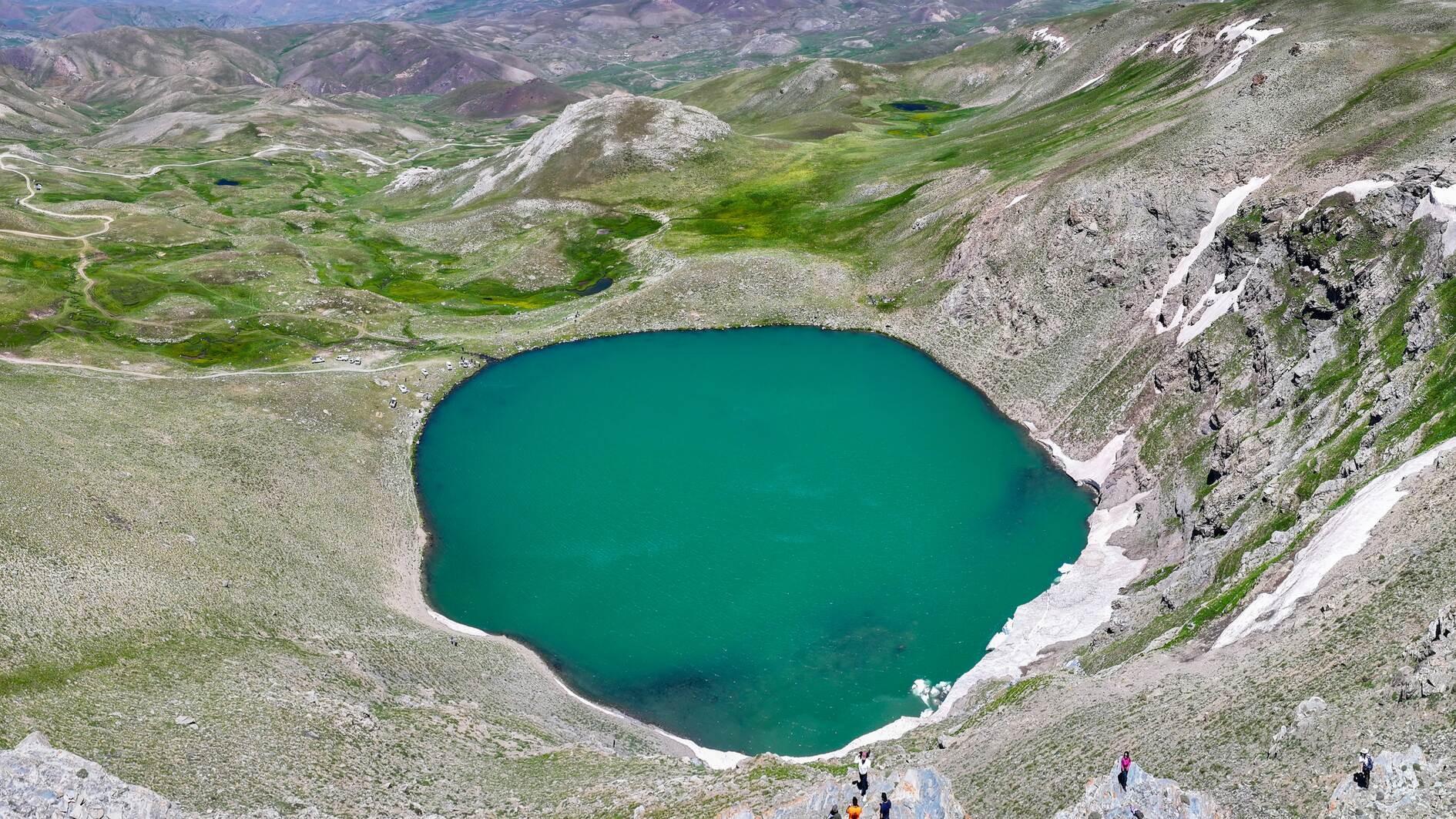 Nature lovers flock to glacier lake in Van