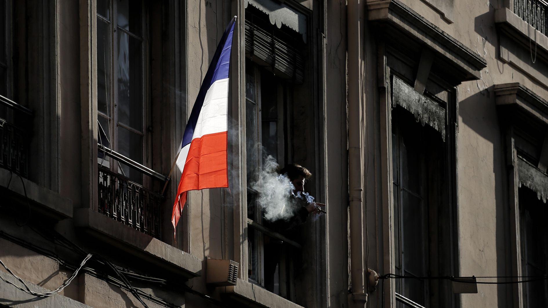 France imposes smoking ban on beaches, parks