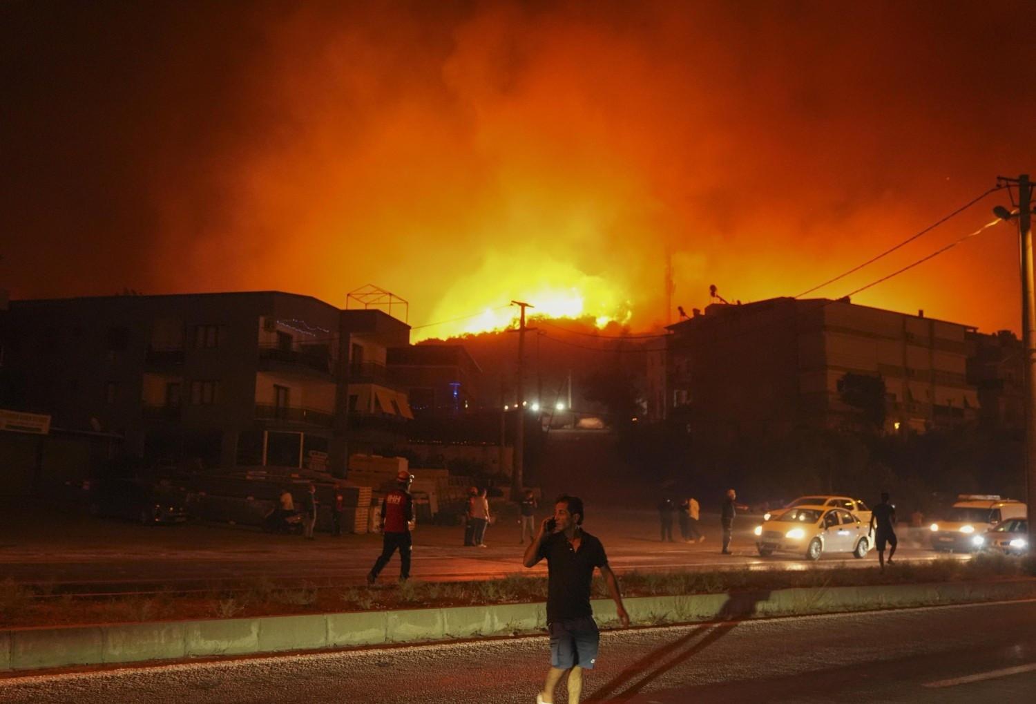 Airborne response intensifies as wildfires continue to rage on across Türkiye