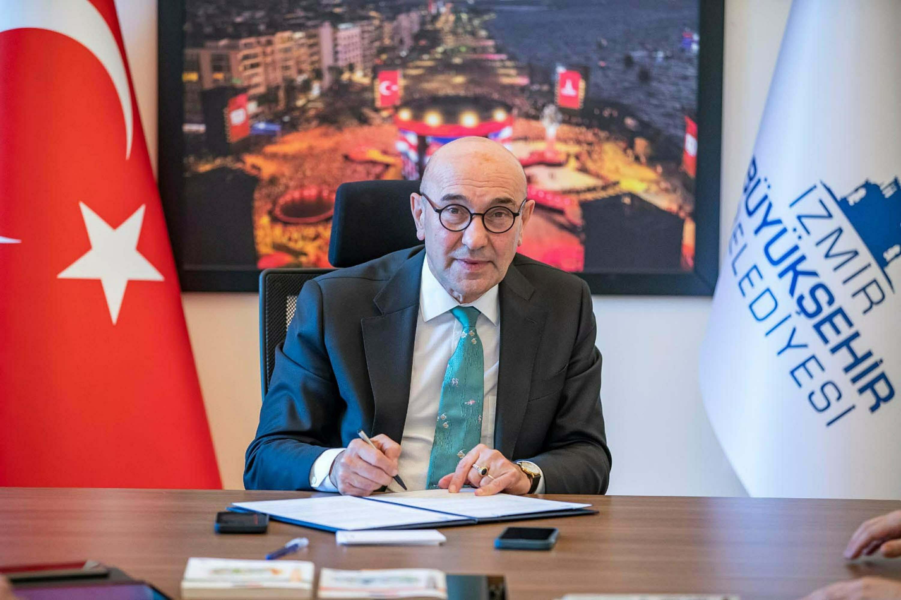 Former İzmir mayor among 120 detained over corruption probe