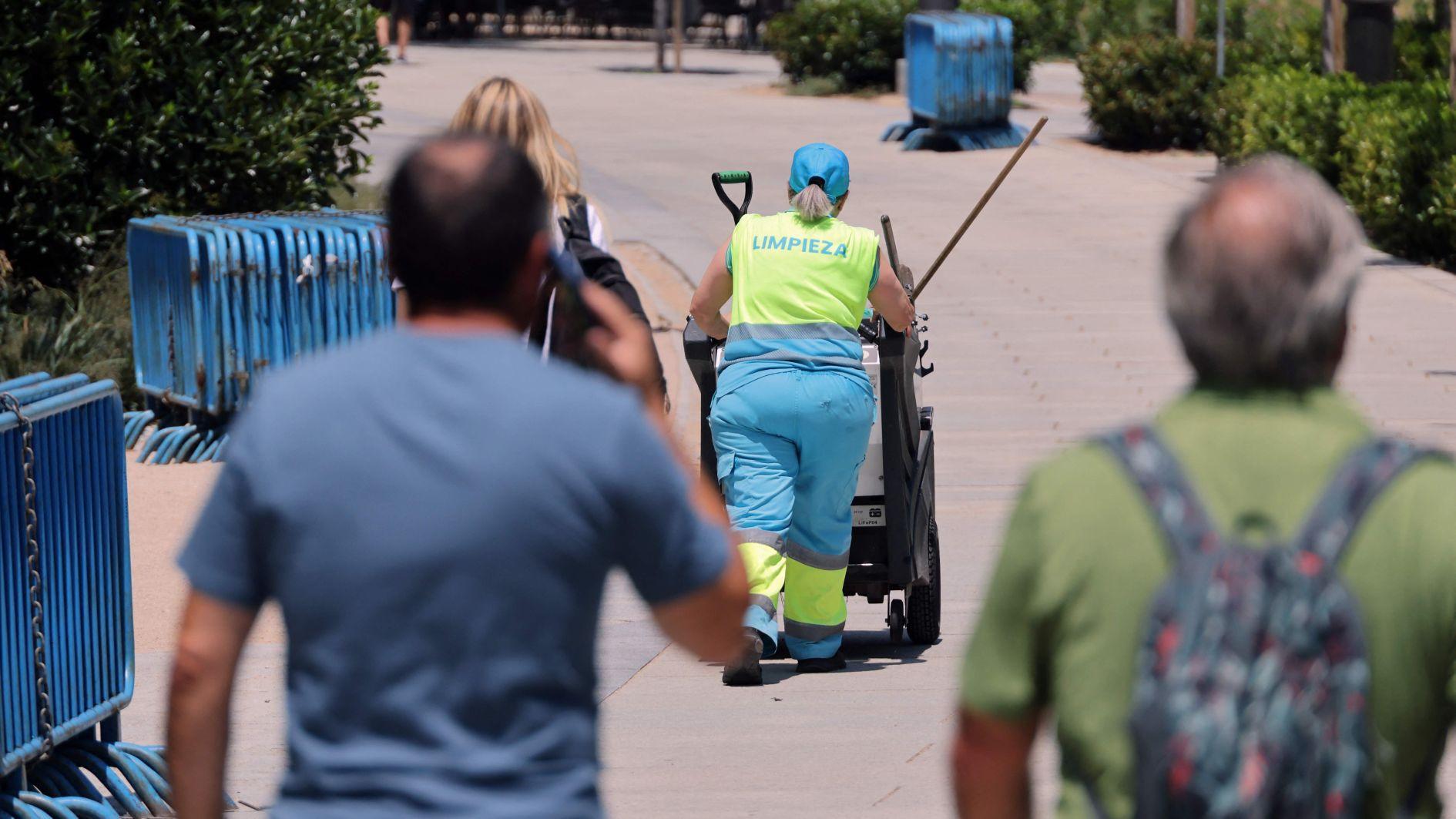 Barcelona seeks to protect workers from heat after death