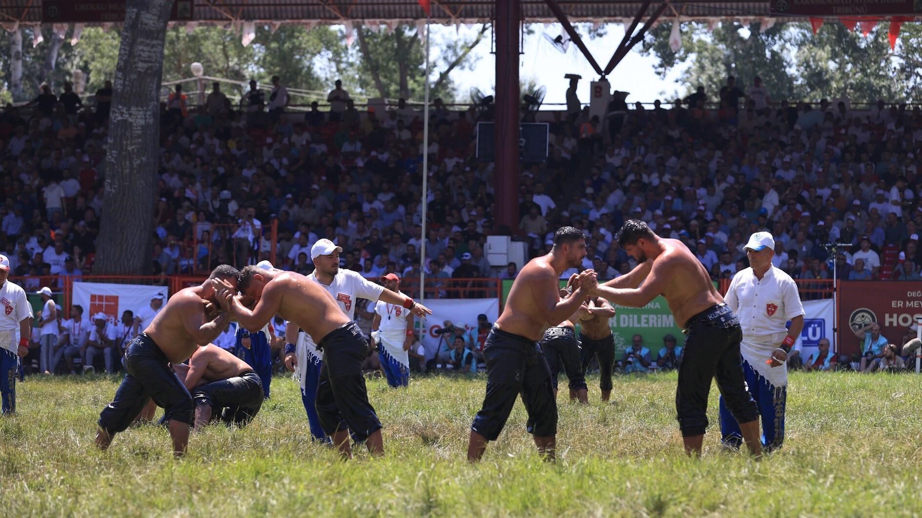 Oil-wrestling tradition lives on as thousands gather for 664th Kırkpınar in Edirne