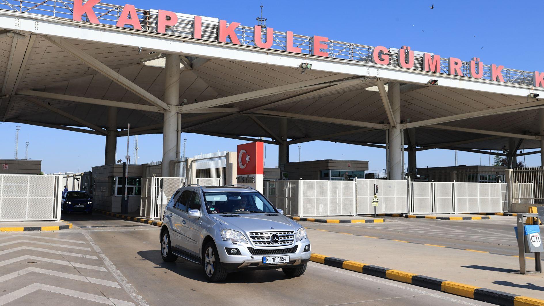 Expats flock to Turkish borders as summer holiday season peaks