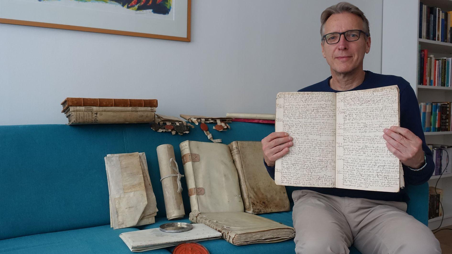 Dutch sleuth recovers stolen documents designated by UNESCO