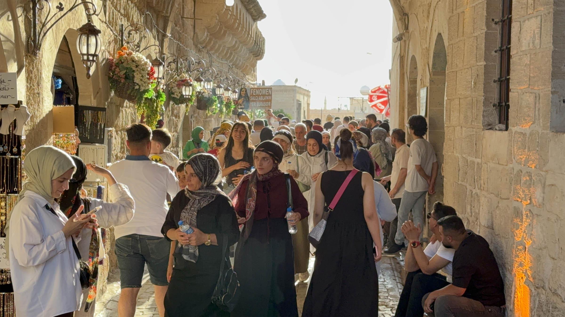 Tourists brave extreme heat to explore Mardin’s historic Midyat