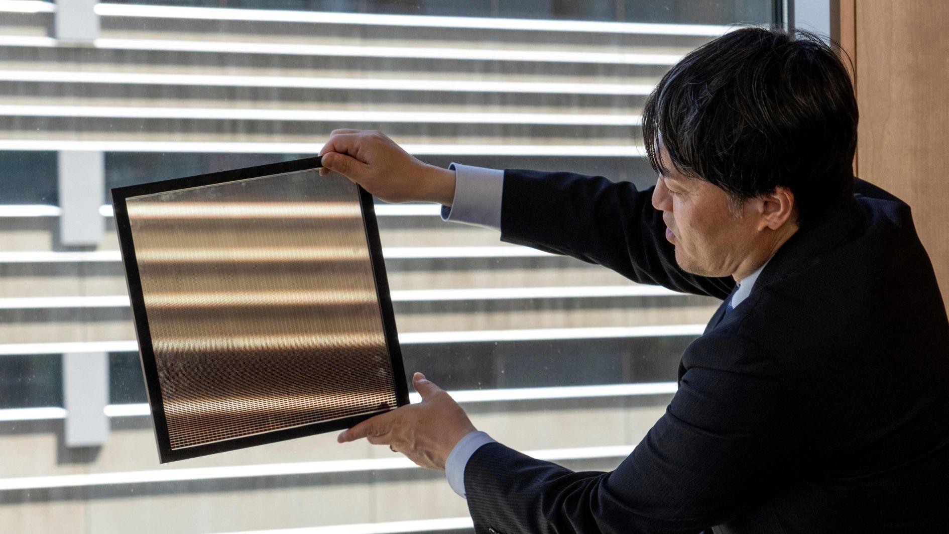 Japan sees bright future for ultra-thin, flexible solar panels