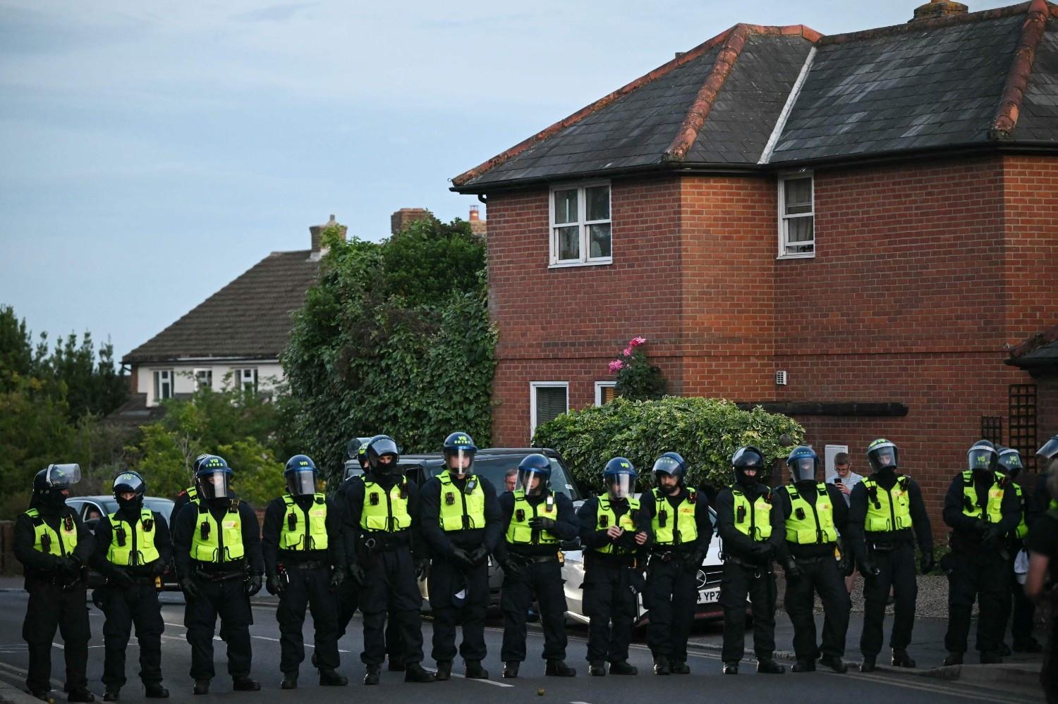 New clashes outside London hotel housing migrants