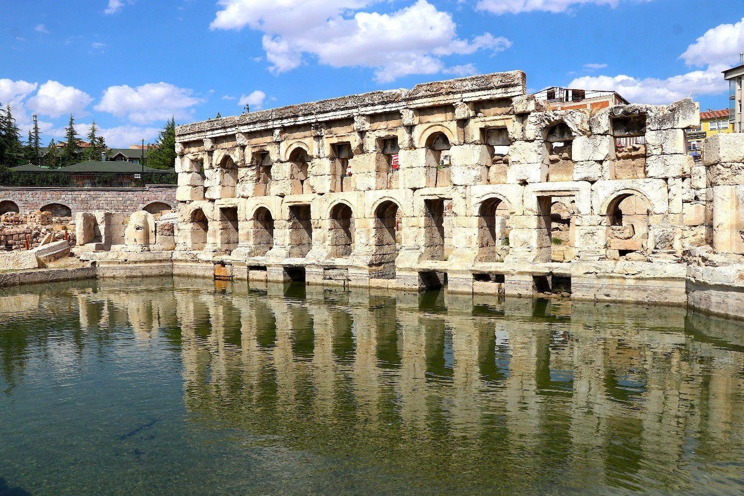 Historic Roman bath draws visitors in central Türkiye
