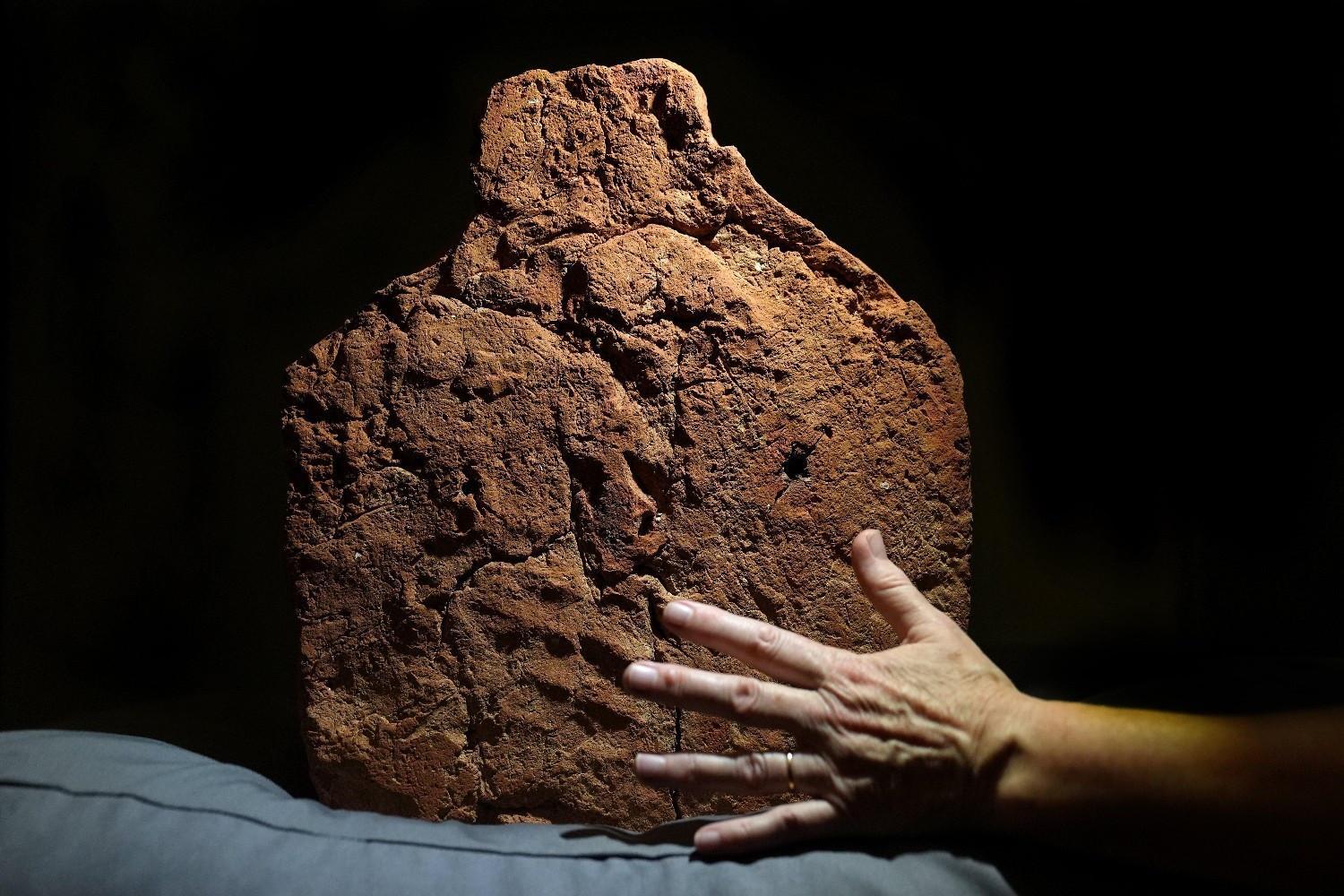 UK museum finds 4,000-year-old handprint on Egypt tomb