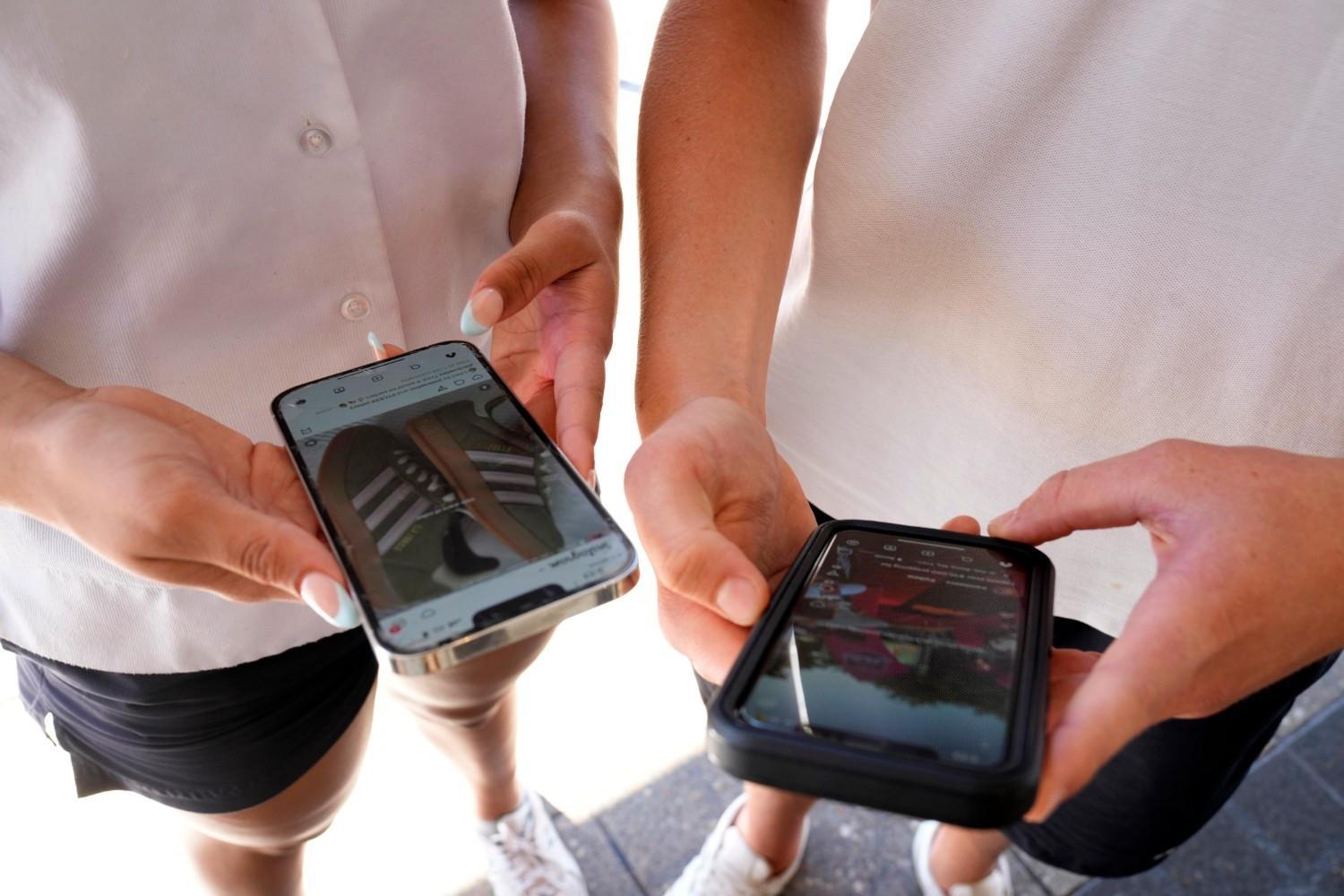 Australia to ban under-16s from YouTube