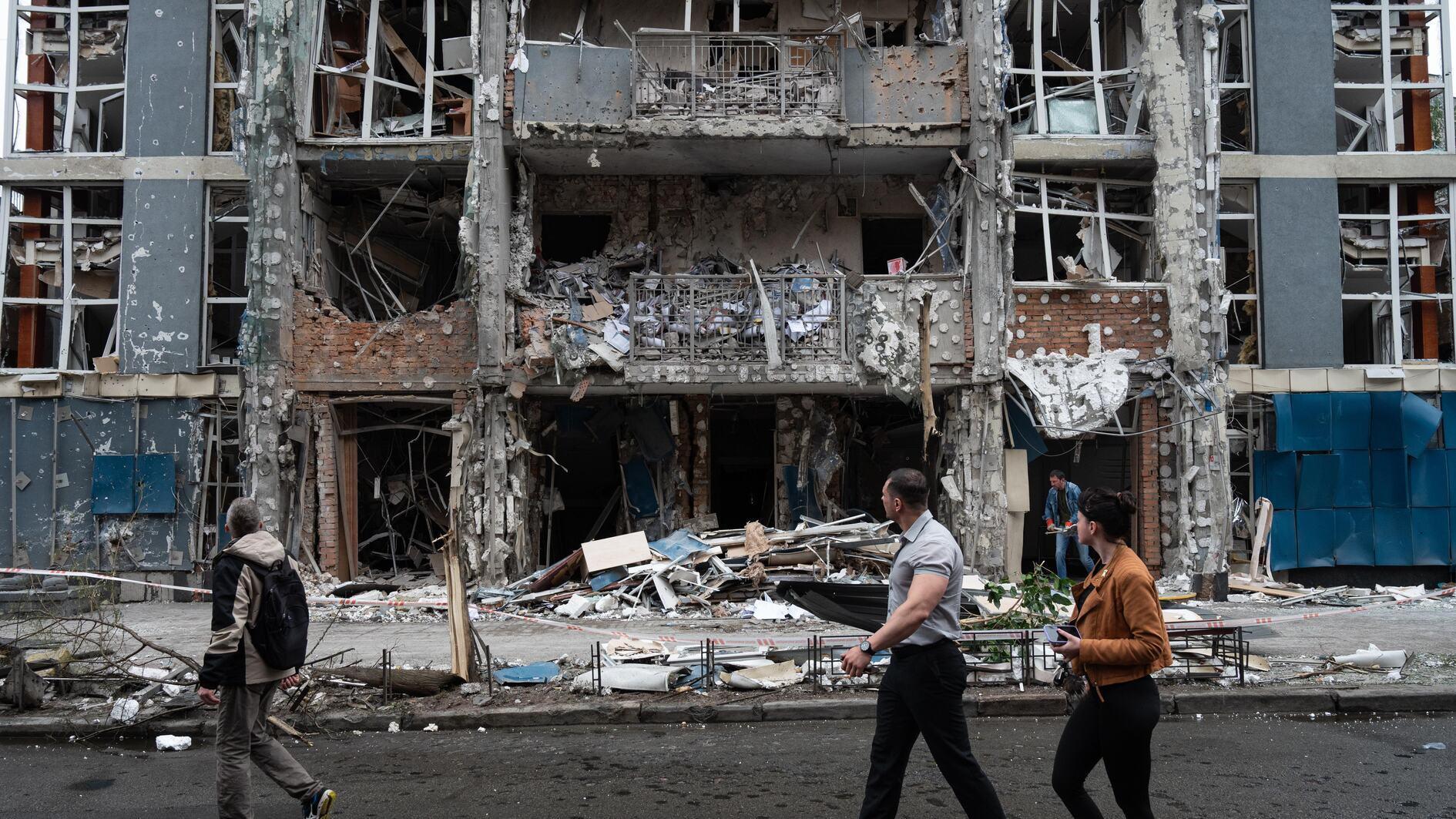 Russian strikes kill one, wound many in Ukraines east