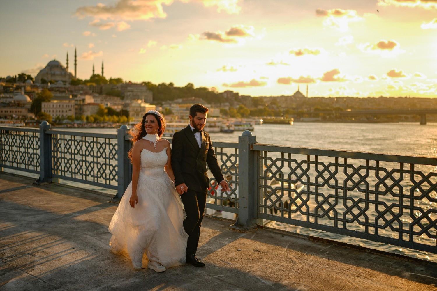 Couples capture romance in sunset photo shoots on Istanbul’s Golden Horn