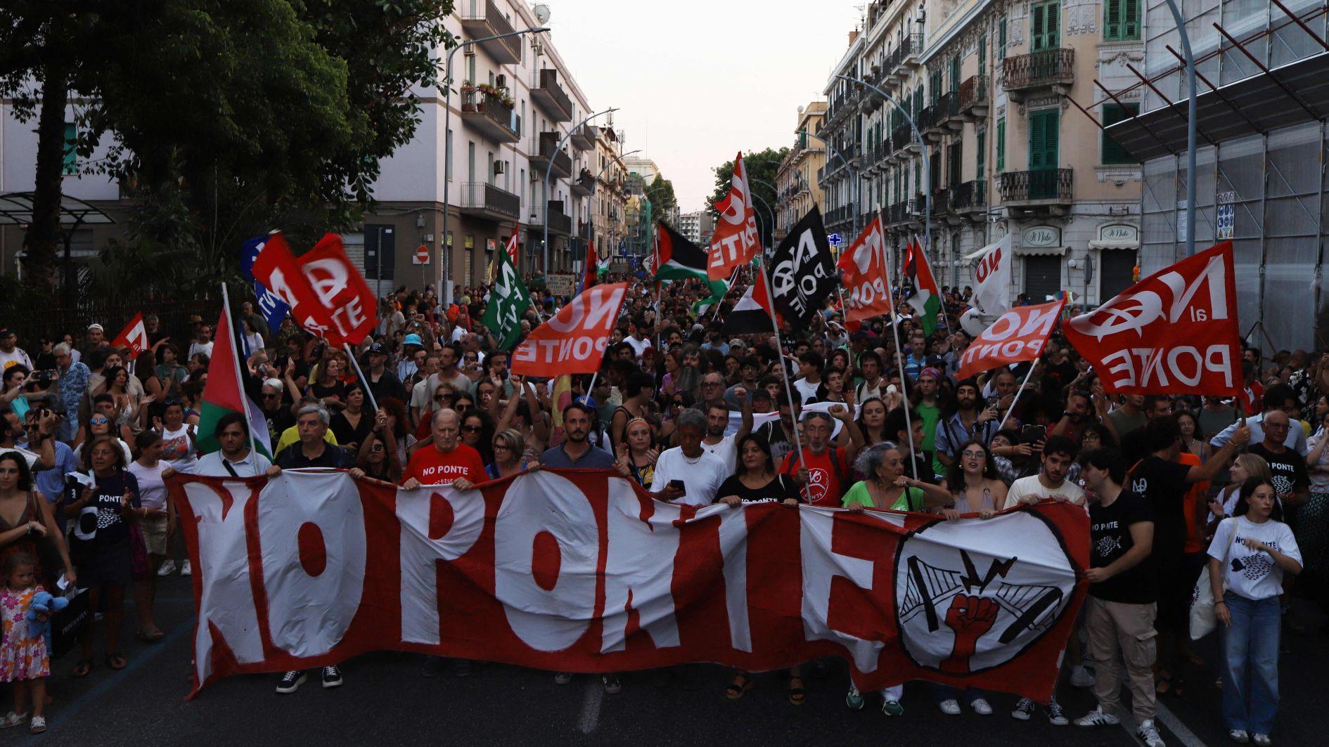 Massive bridge plan draws thousands in Sicily to protest