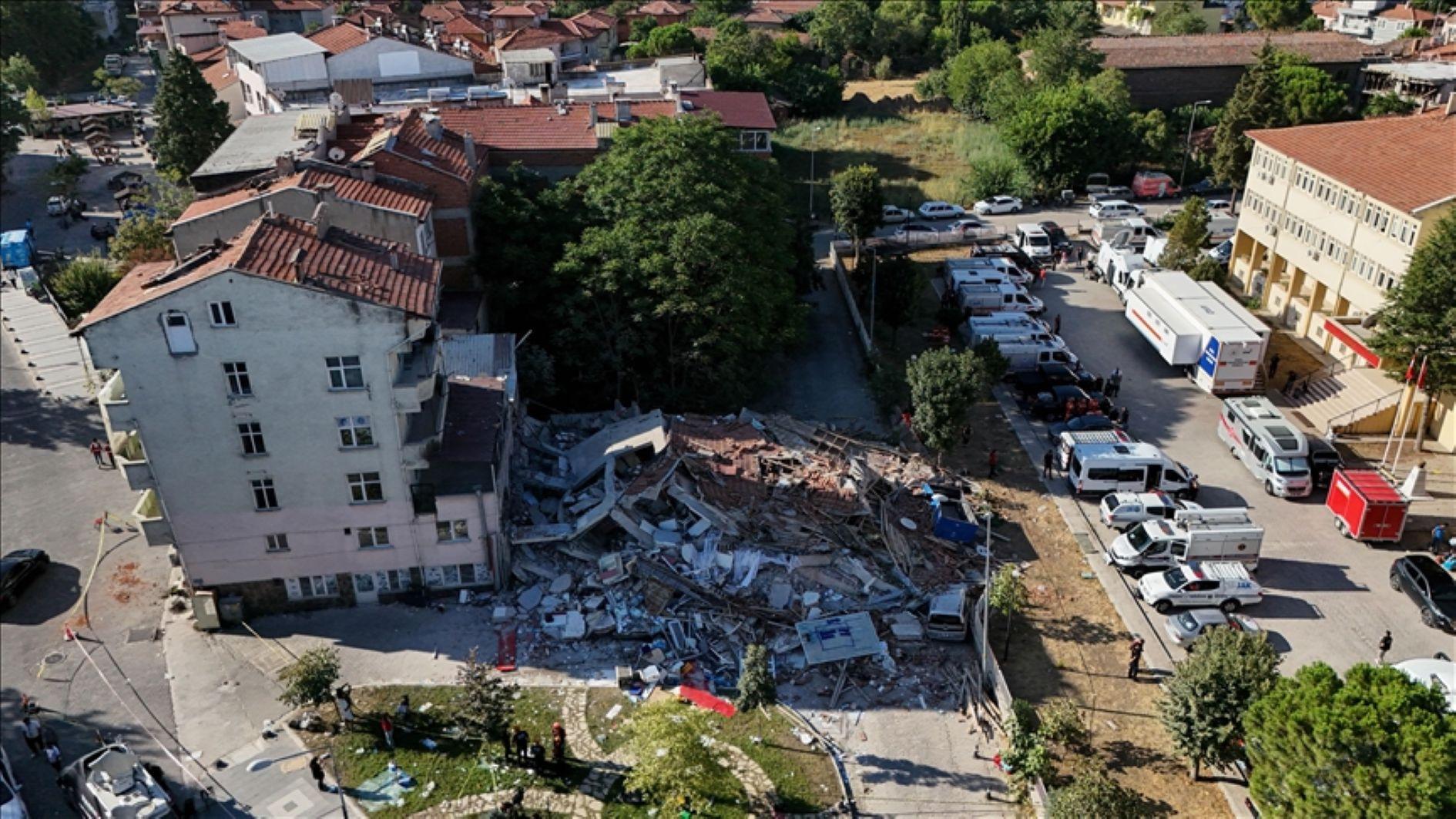 Aftershocks keep residents outdoors after magnitude 6.1 quake hits Balıkesir