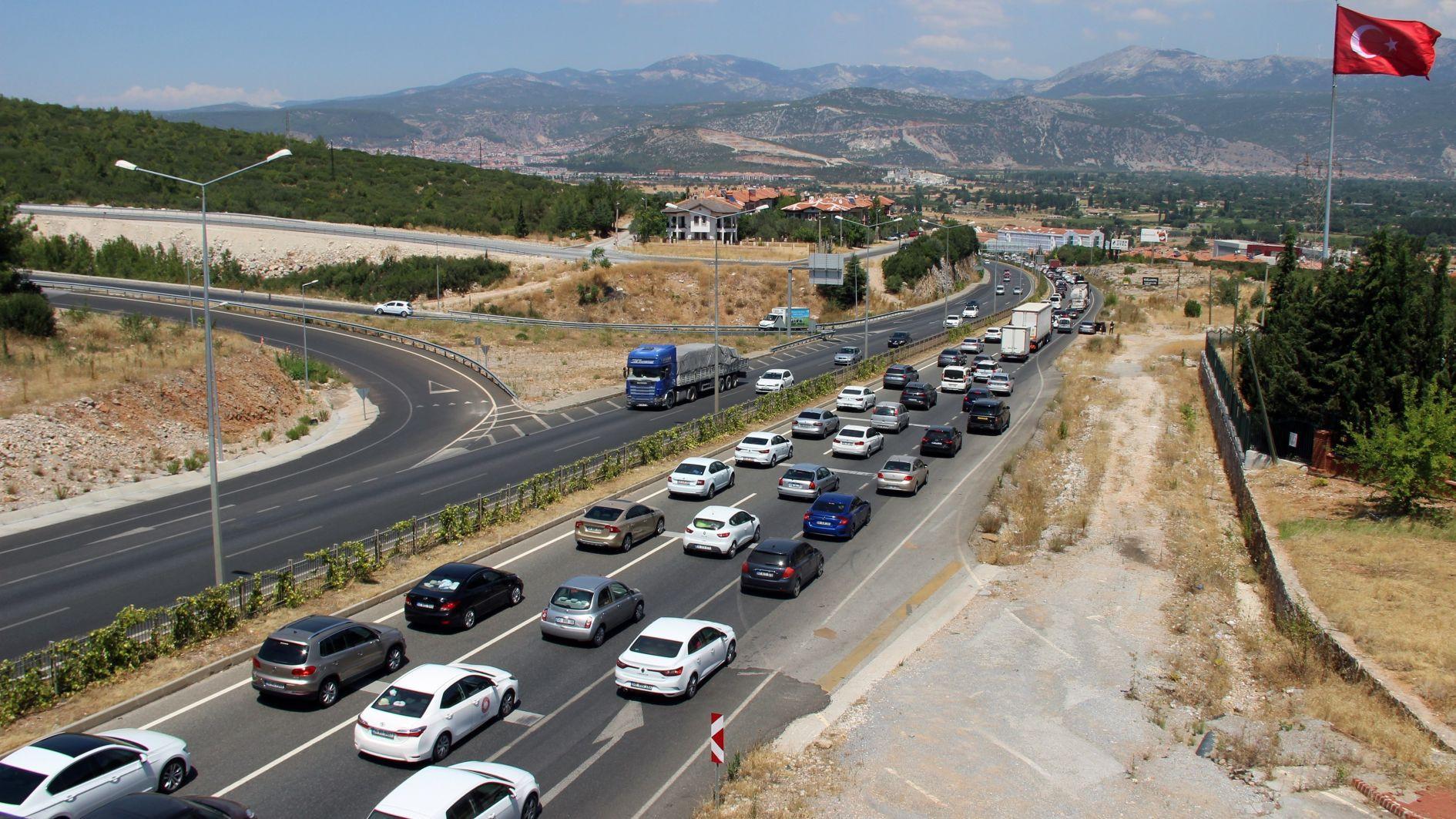 Türkiye’s top resort towns face severe traffic gridlock amid peak season